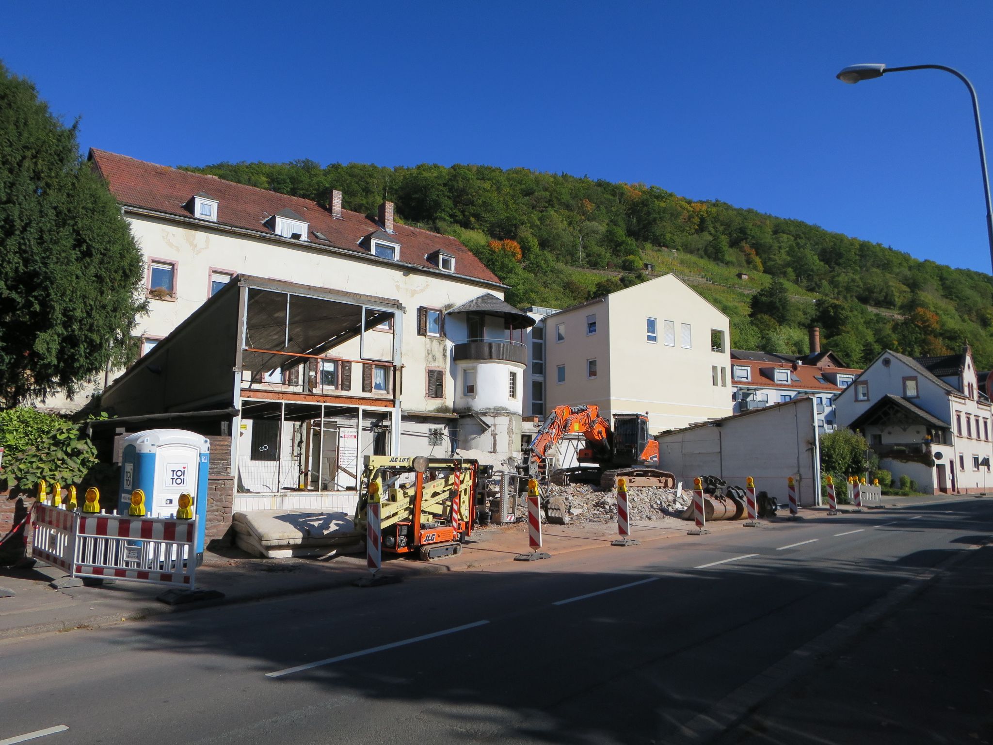 Die Abrissarbeiten sind im Gange