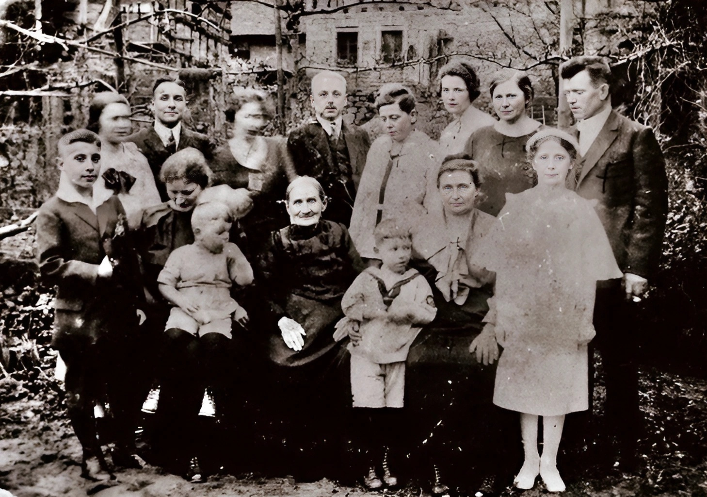 Gruppenfoto zu den Bewohnern der Brückenstraße 8, am Weißen Sonntag anl. der Erstkommunion von Gusti (Auguste Schmitt).