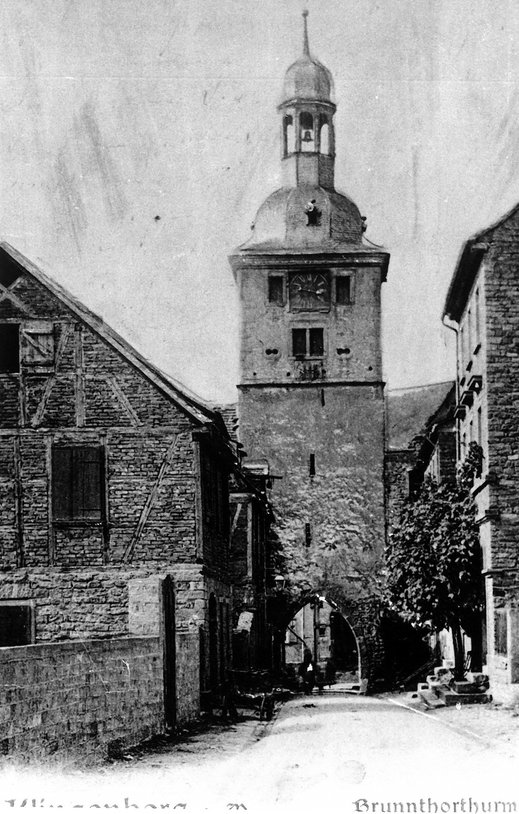 Blick in die Wilhelmstraße auf den Brunntorturm um 1920