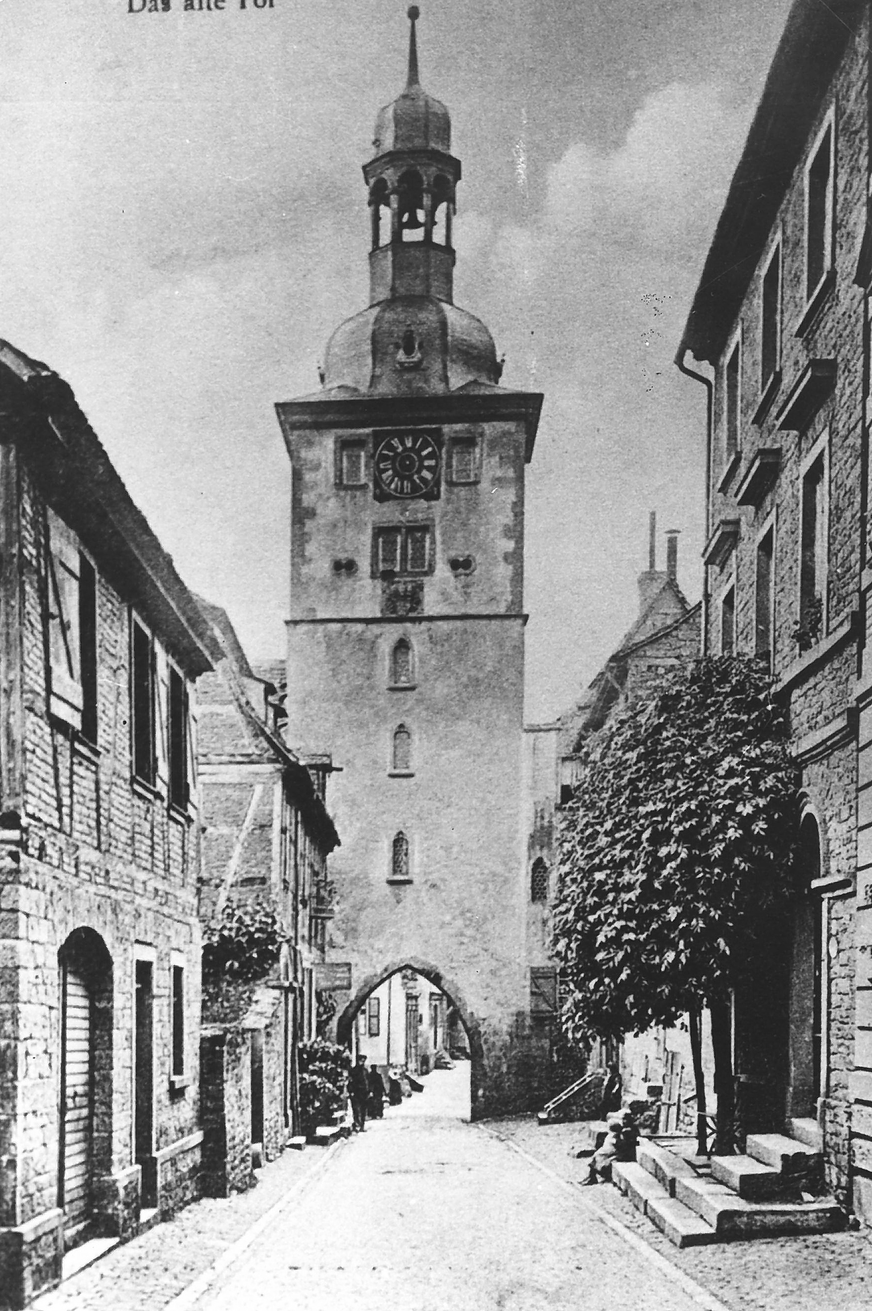 Blick in die Wilhelmstraße auf den Brunntorturm um 1920
