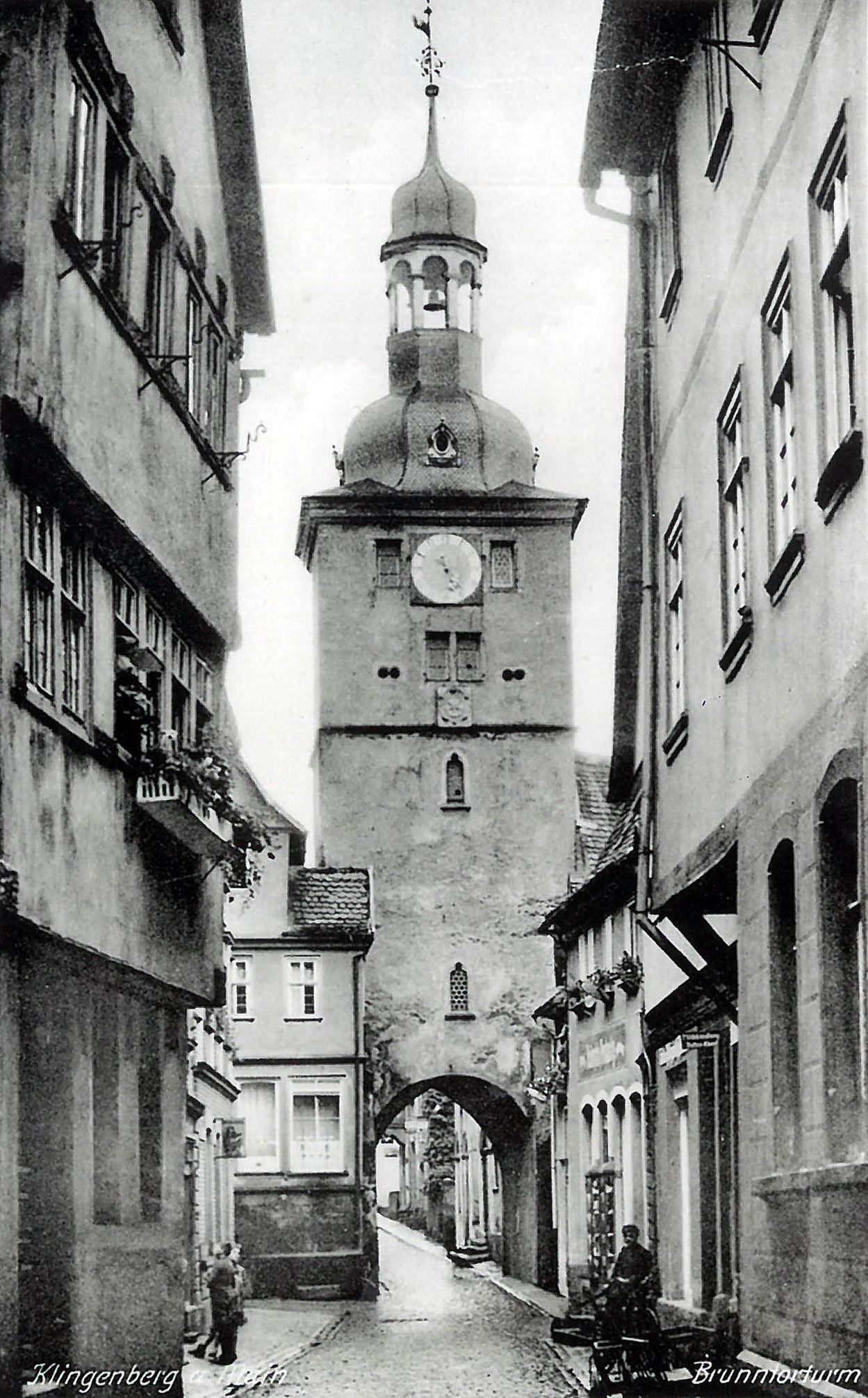 Blick in die Hauptstr auf den Brunntorturm um 1930