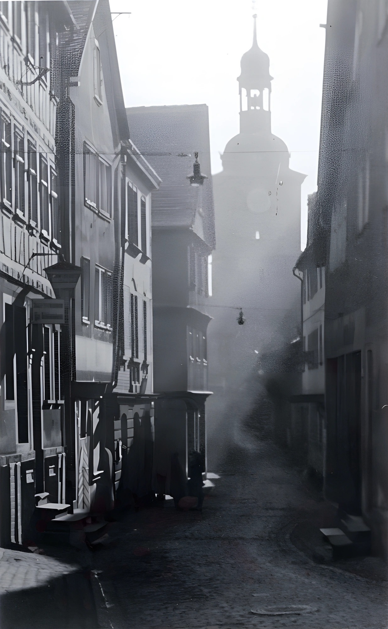 Blick in die Hauptstr auf den Brunntorturm um 1930