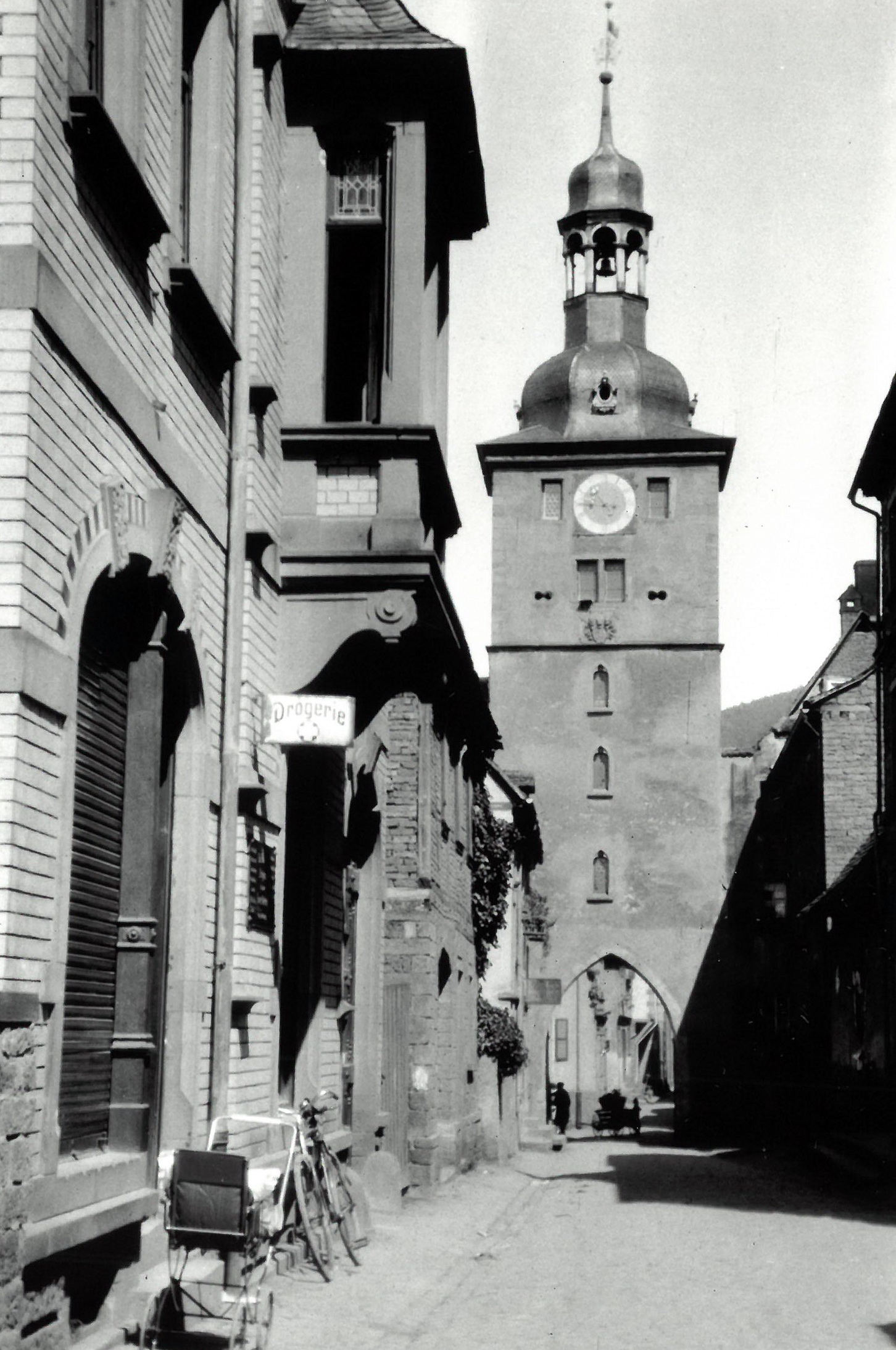Blick in die Wilhelmstraße auf den Brunntorturm um 1940