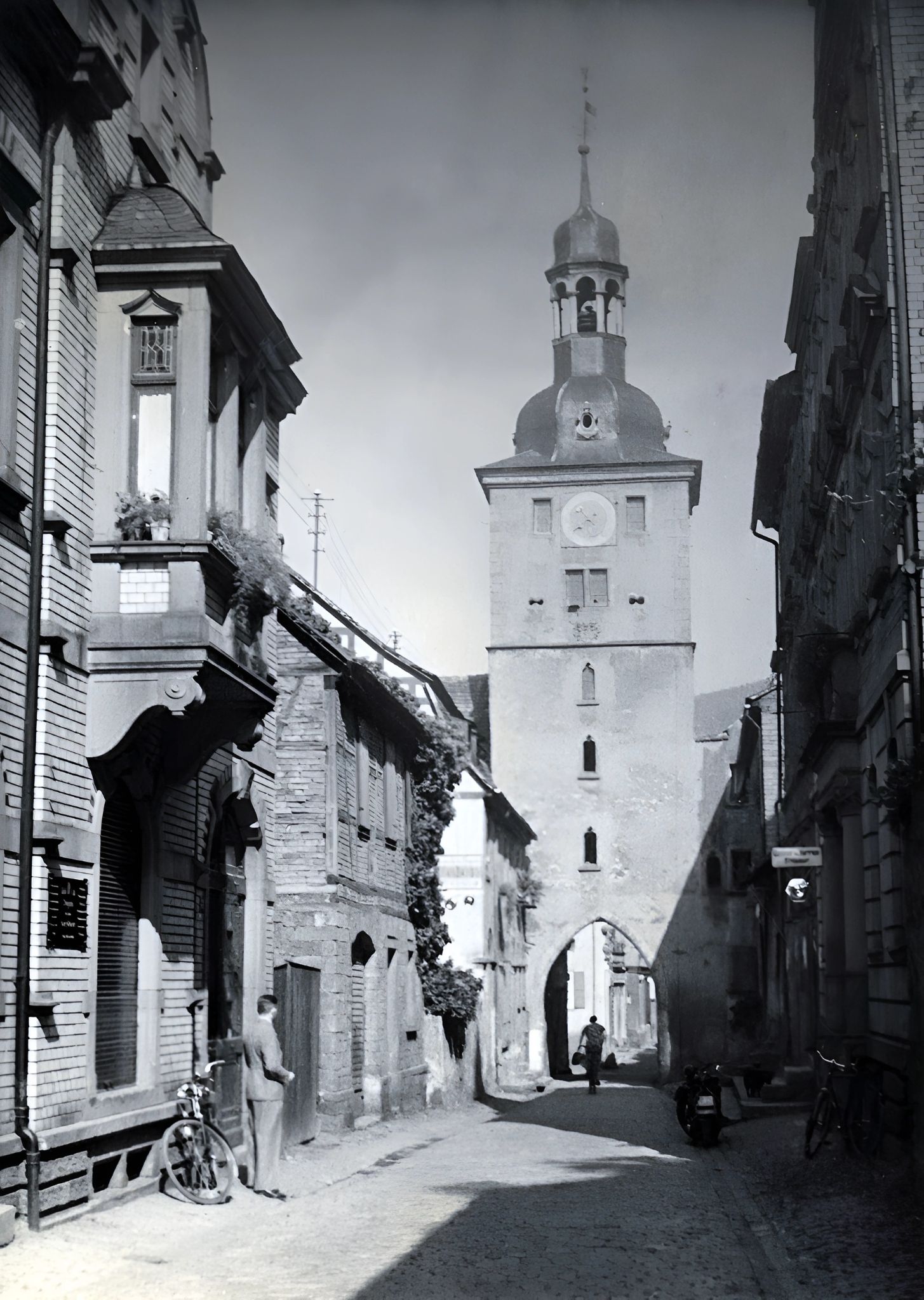 Blick in die Wilhelmstraße auf den Brunntorturm um 1940