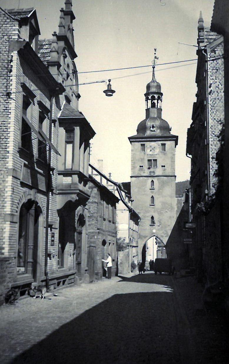 Blick in die Wilhelmstraße auf den Brunntorturm 1951