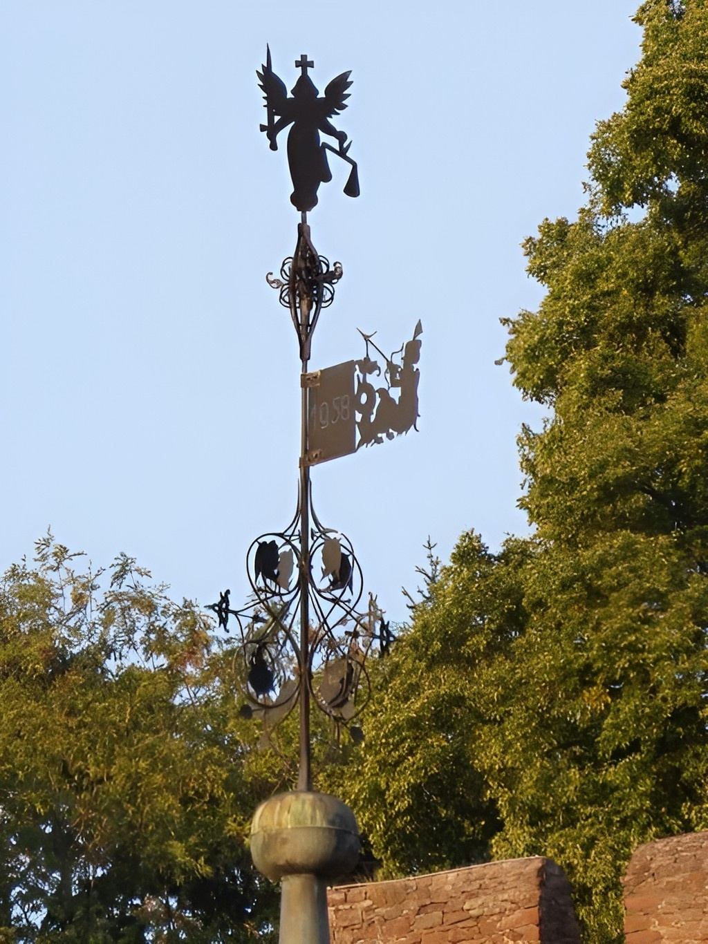 Die Turmspitze des Brunntorturms