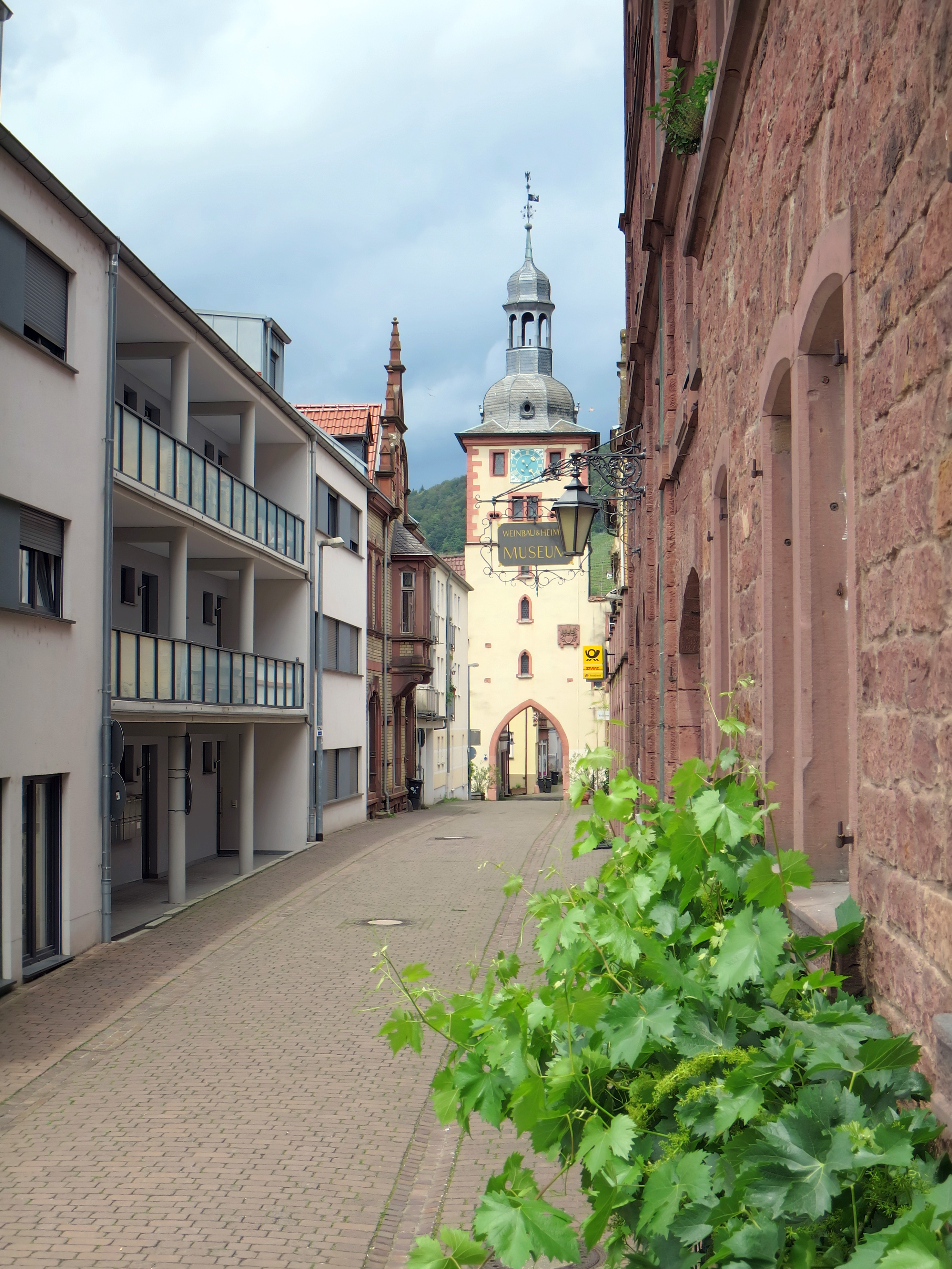 Die Wilhelmstraße mit Blick auf den Brunntorturm