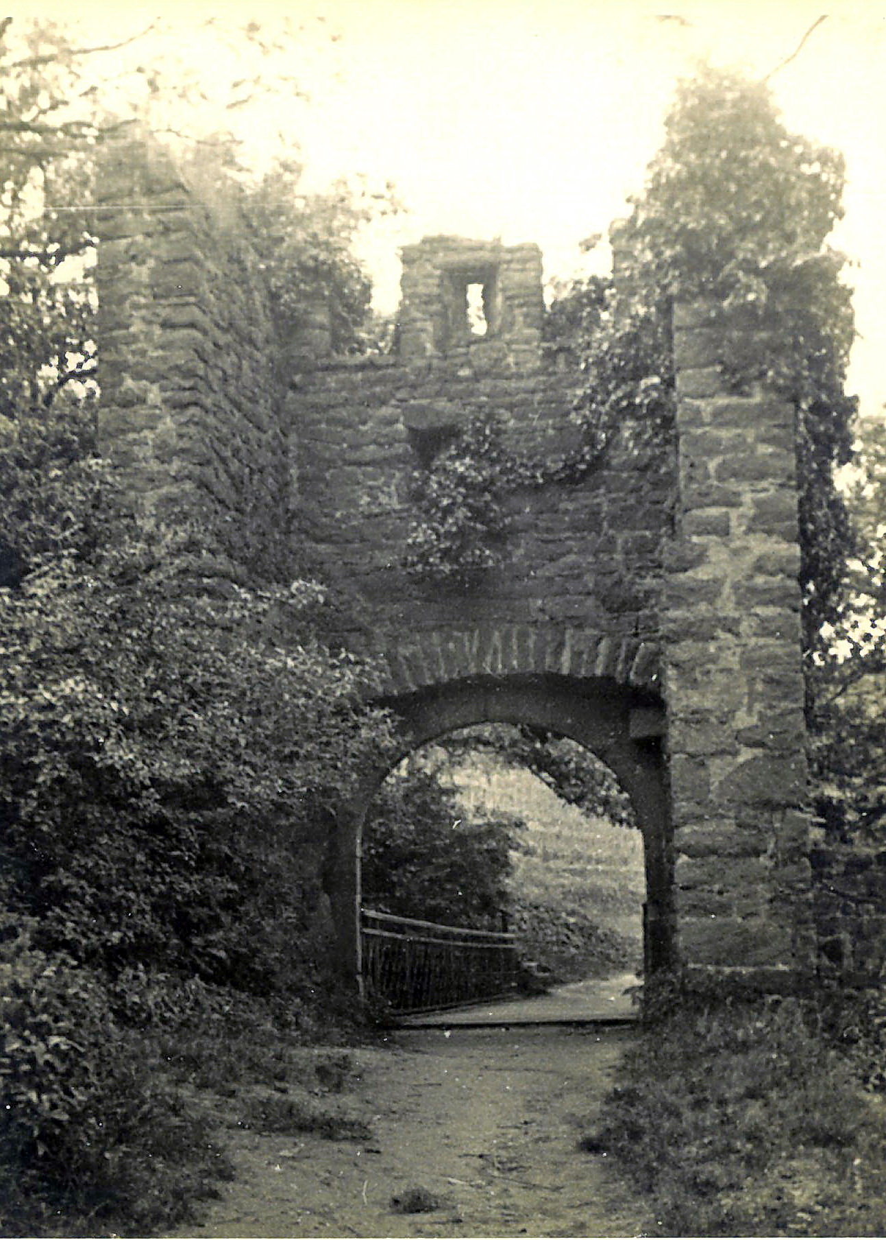 Blick durch das südliche Eingangstor mit Brücke nach Süden