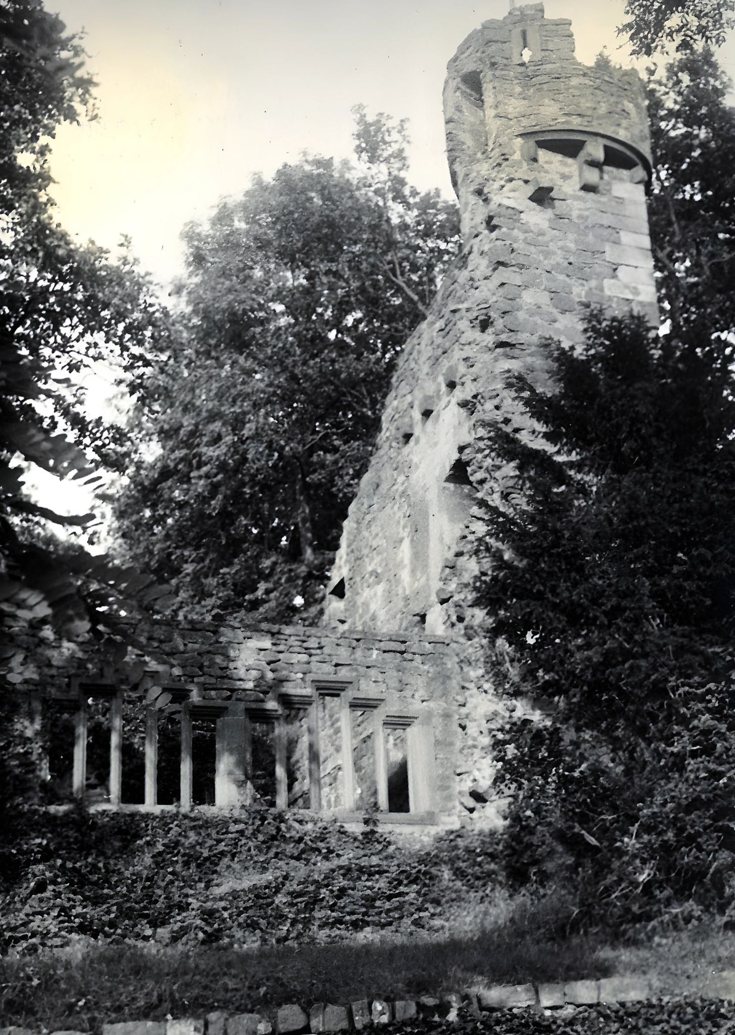 Blick auf den noch verbliebenen Eckturm der Clingenburg um 1939