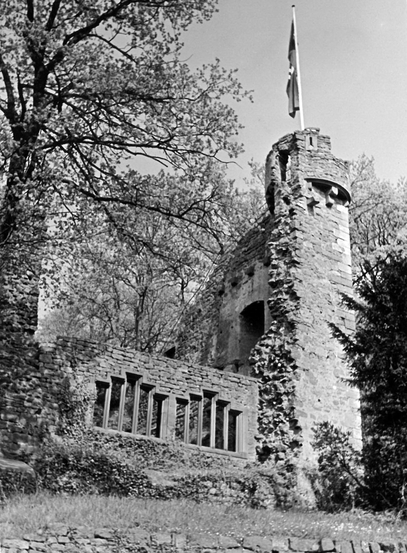 Blick auf den noch verbliebenen Eckturm der Clingenburg um 1939