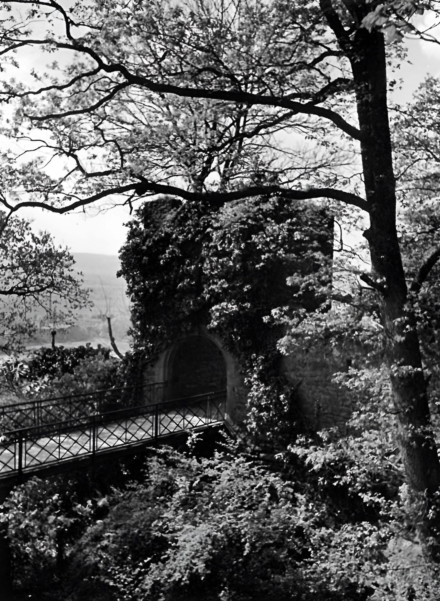 Blick auf die Brücke der Clingenburg um 1939