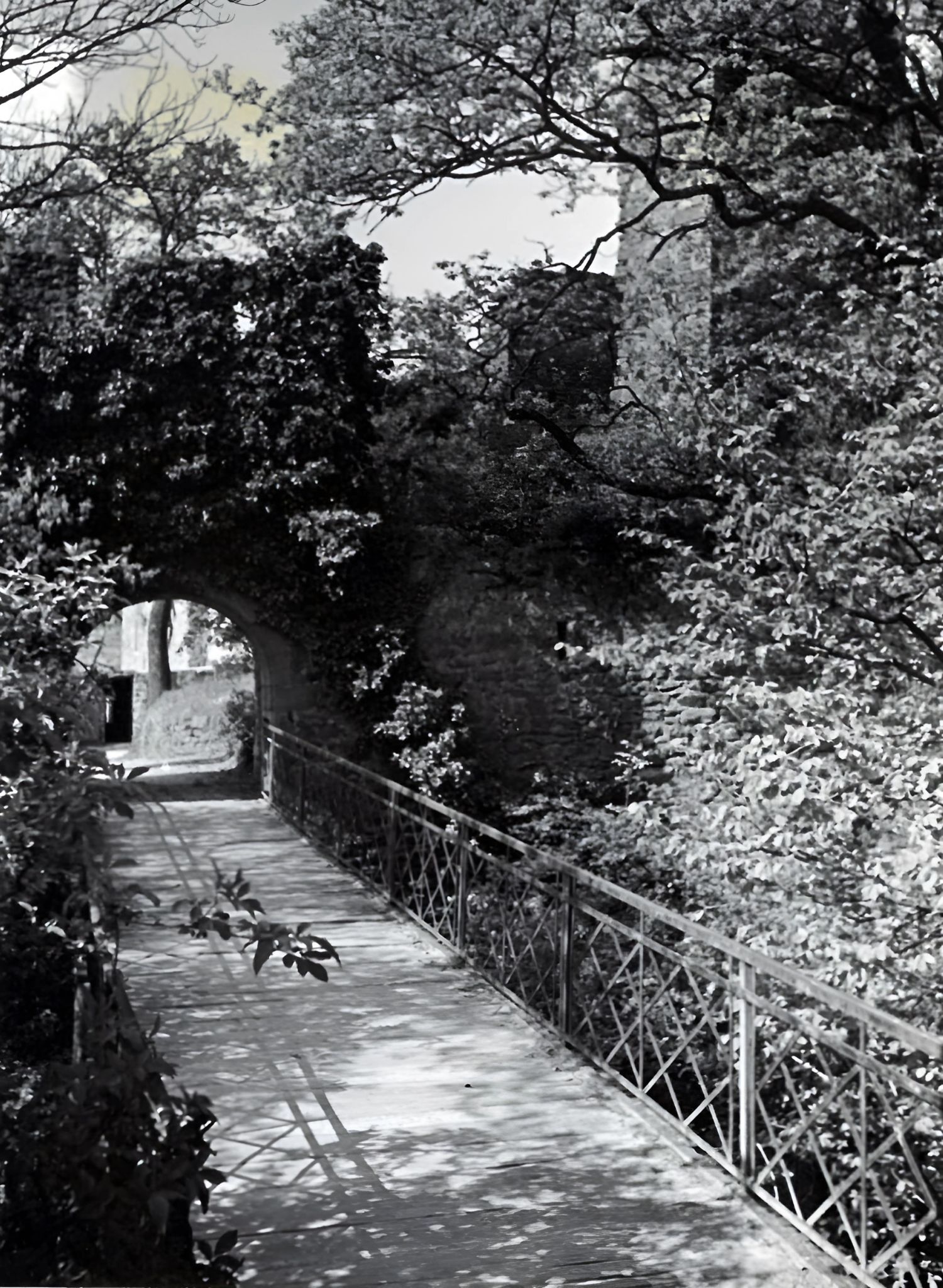 Blick auf die Brücke der Clingenburg um 1939