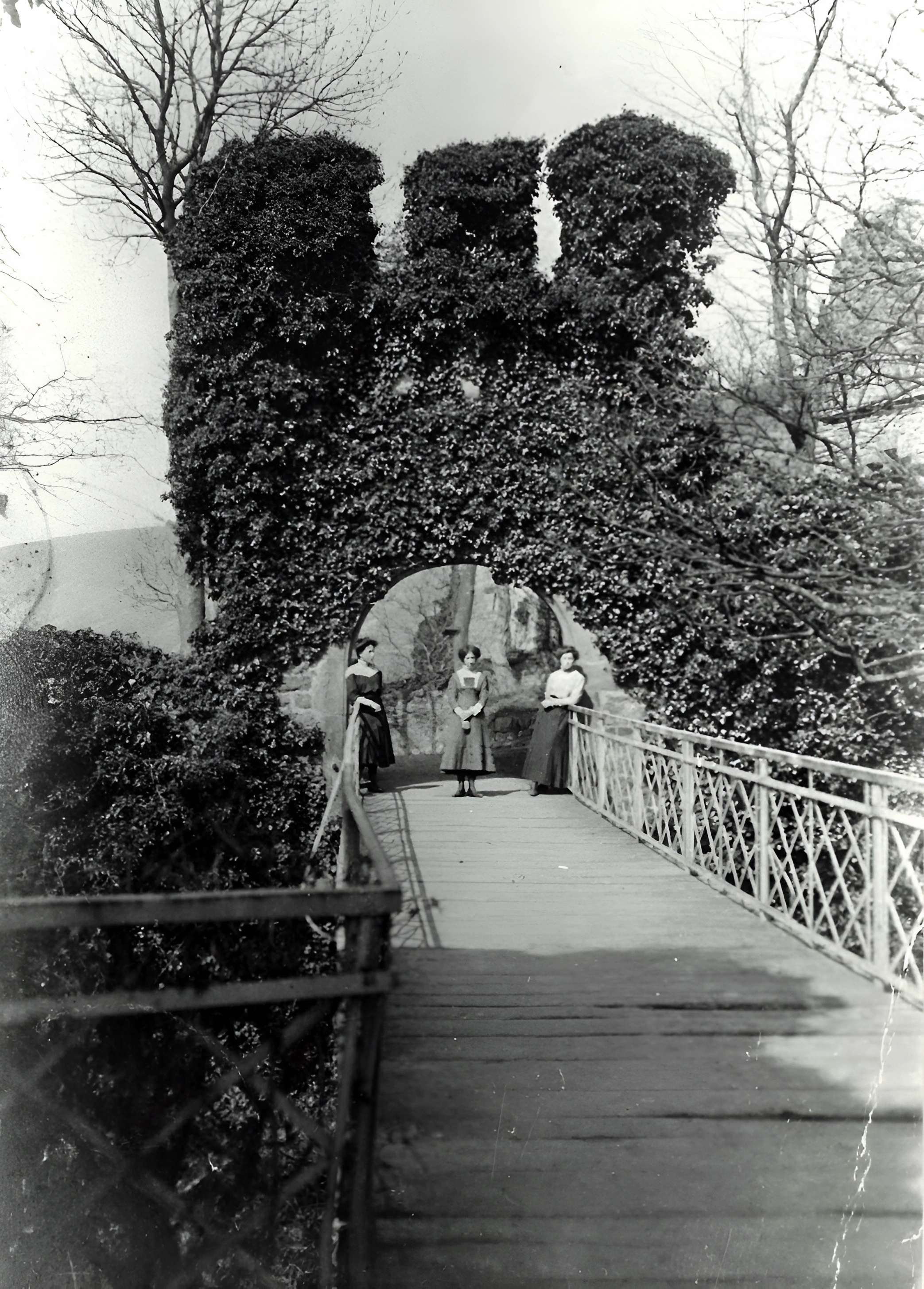 Drei Damen auf der Brücke zur Burgruine