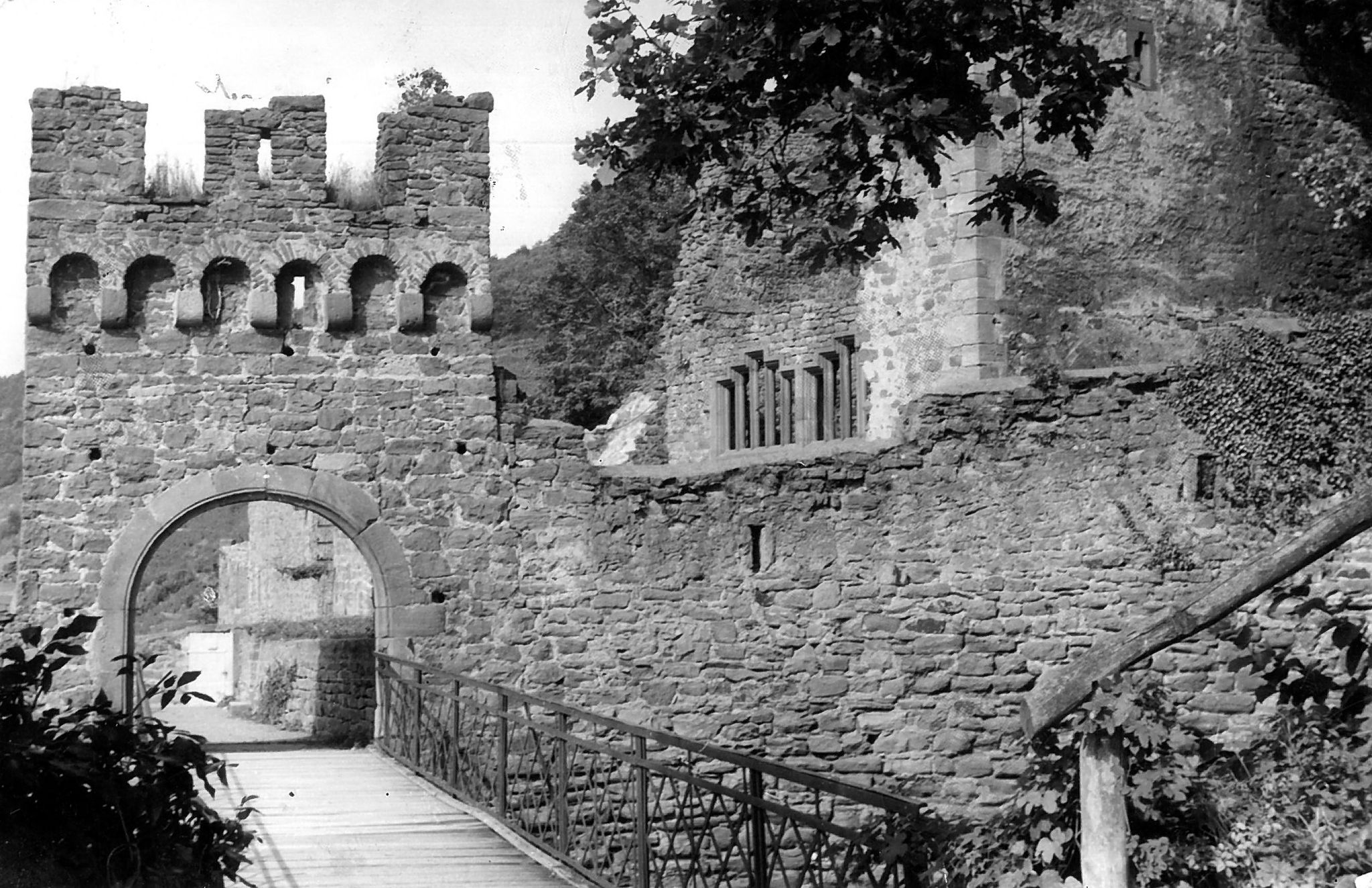 Blick auf das südliche Eingangstor mit Brücke