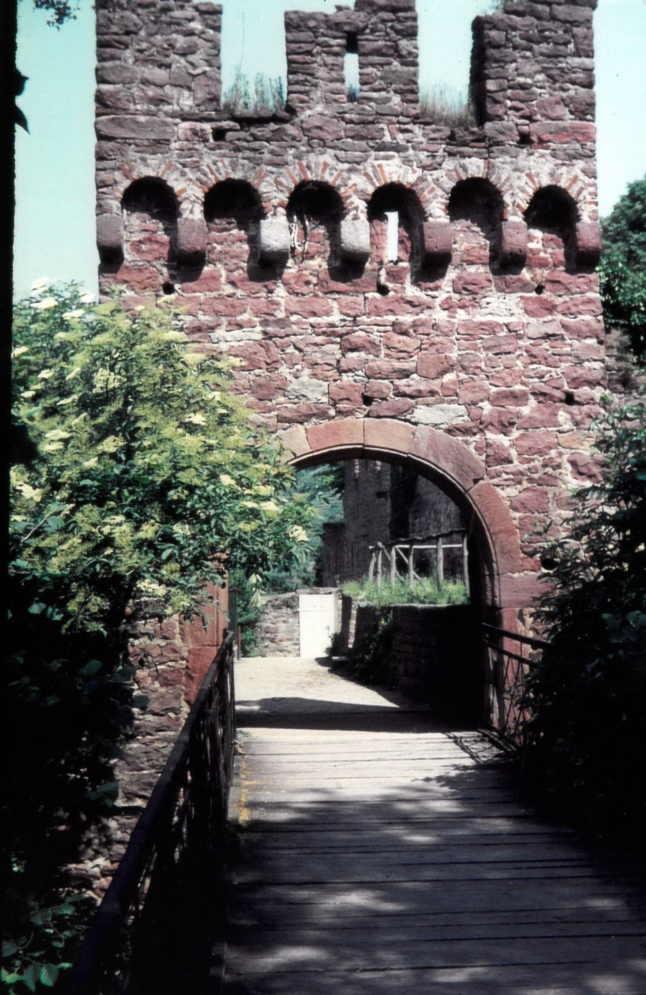Blick auf das südliche Eingangstor mit Brücke