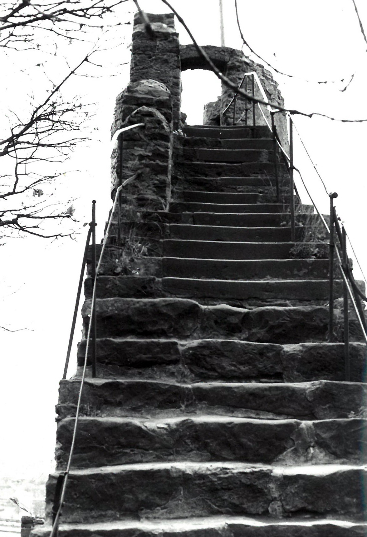 Die Aufgangstreppe zum westlichen Eckturm