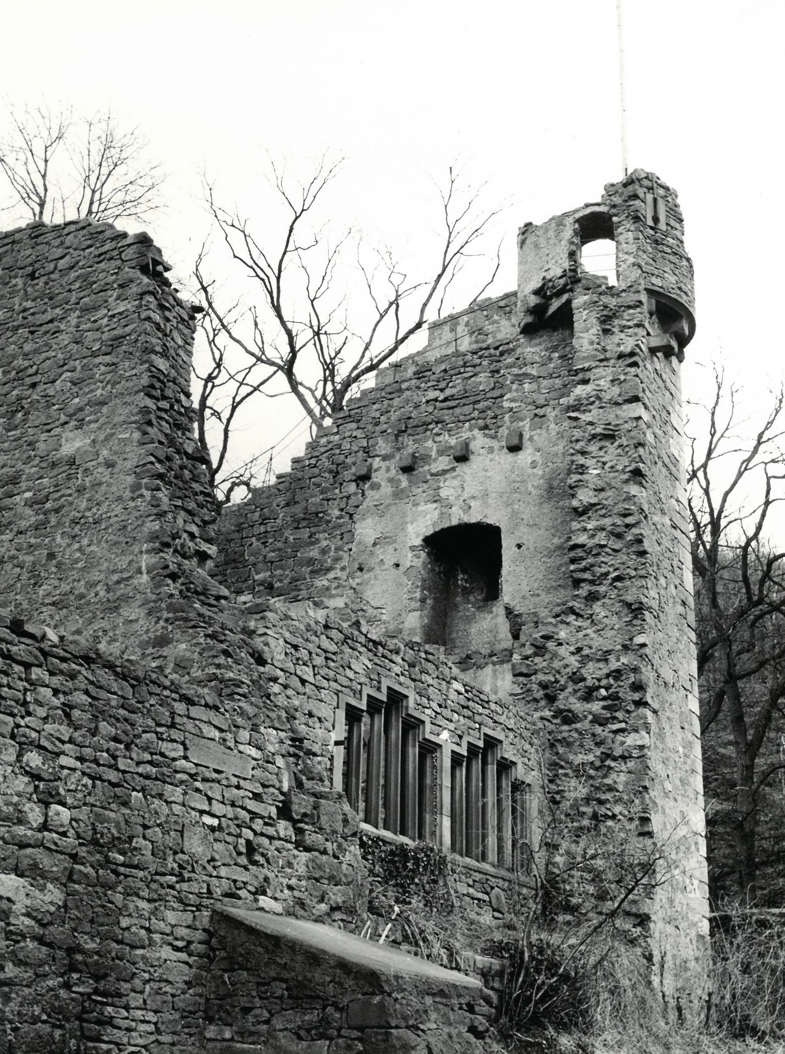Blick auf den westlichen Eckturm von Nordwesten