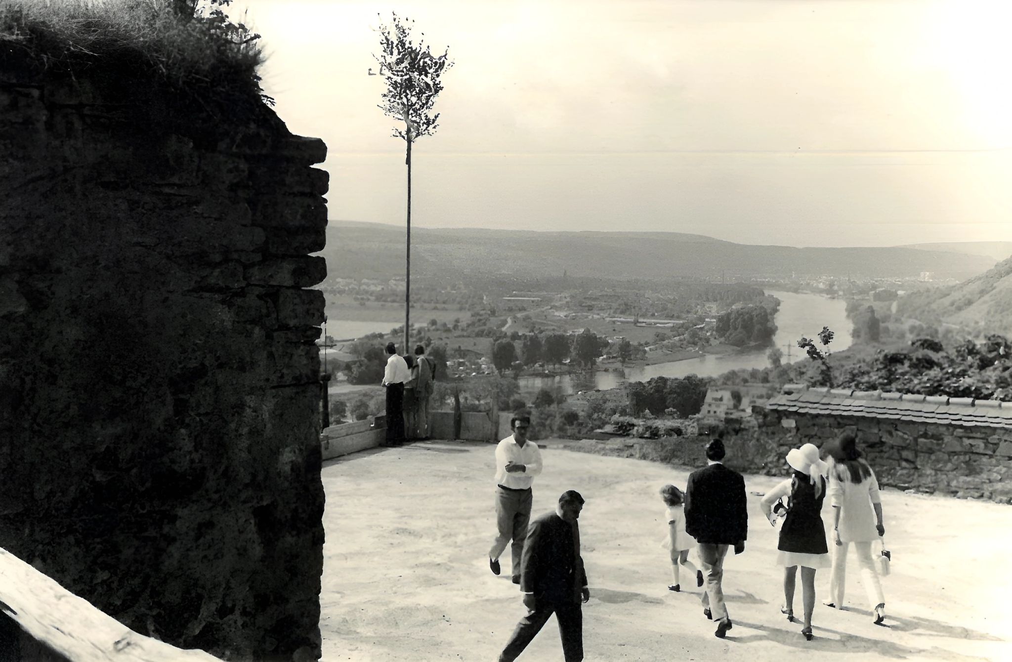 Blick auf die fast fertige Aussichtsplattform der Gaststätte "Burgterrasse"