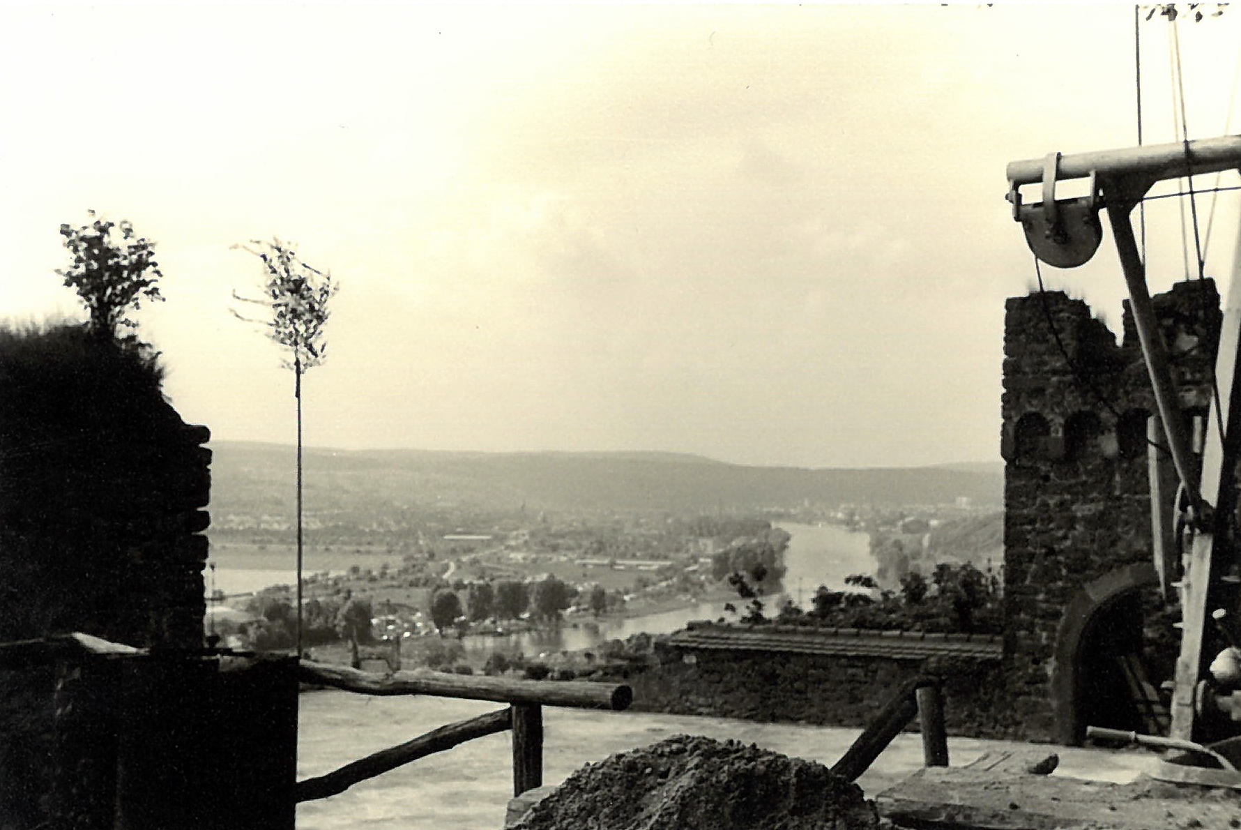 Blick auf die fast fertige Aussichtsplattform der Gaststätte "Burgterrasse"