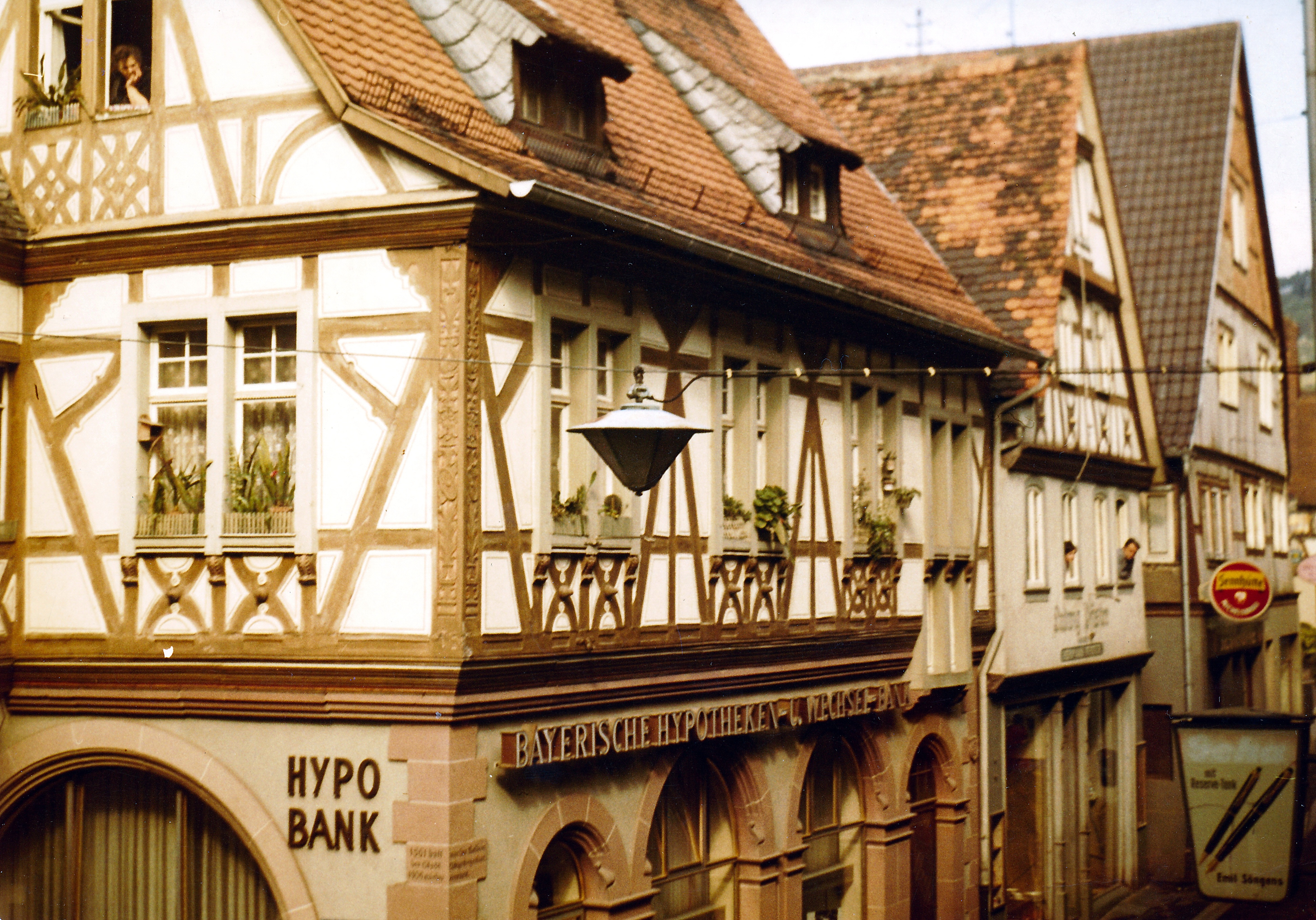 Das Ensemble Hypo-Bank, Eisenwaren Pfister, Gasstätte "Sennhütte"