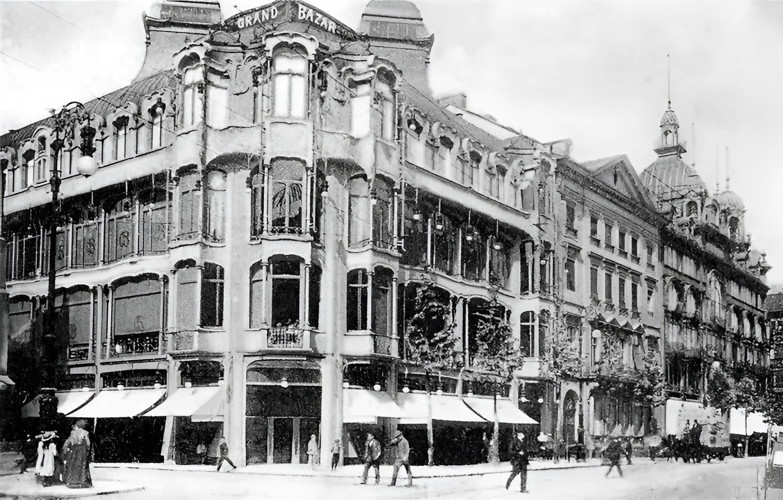 Das rechte Gebäude auf diesem Foto ist das Warenhaus Hermann Schmoller in Frankfurt am Main