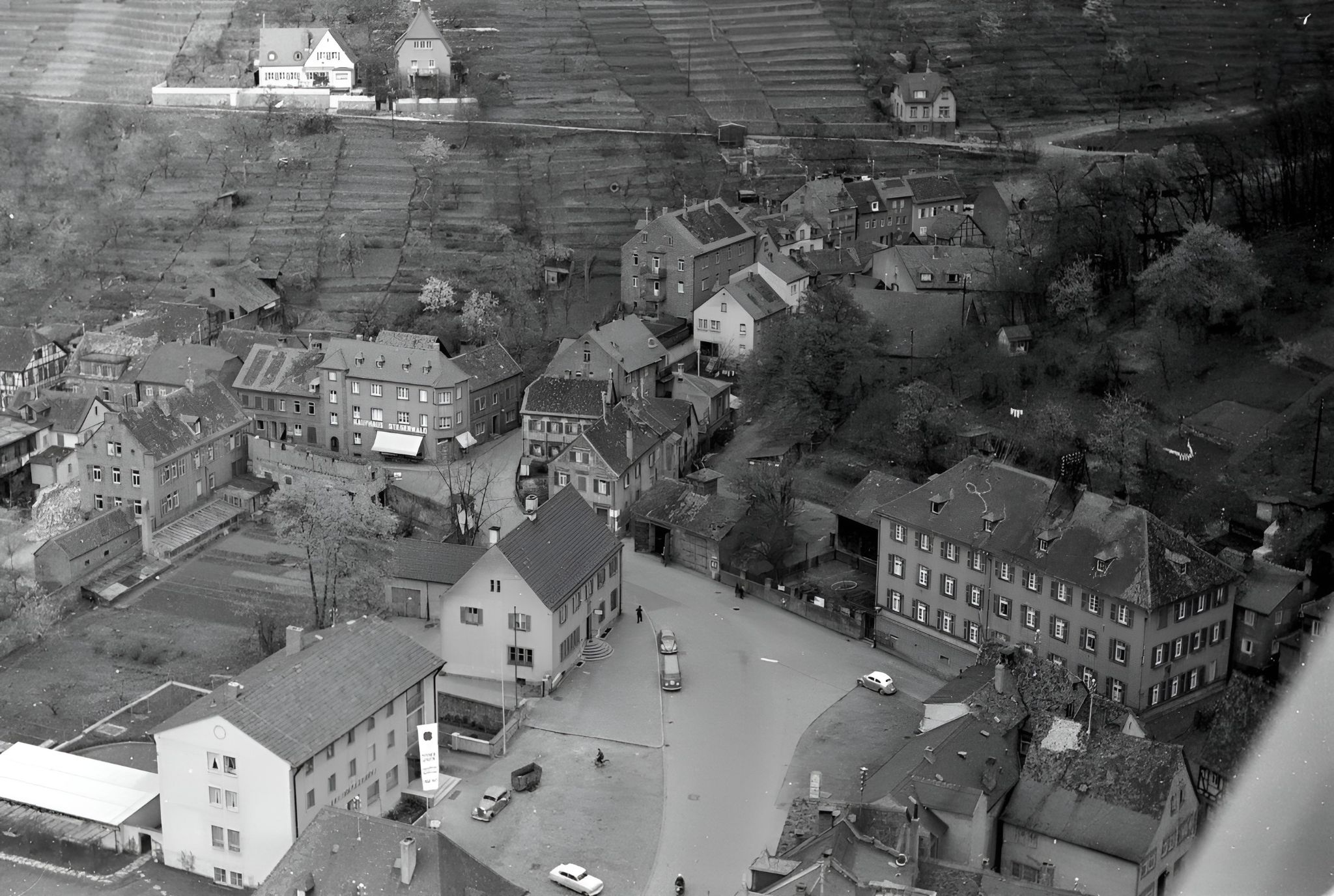 Luftaufnahme Marktplatz mit Hauptstraße 5 (rechts im Bild), genannt "Polizeihaus"