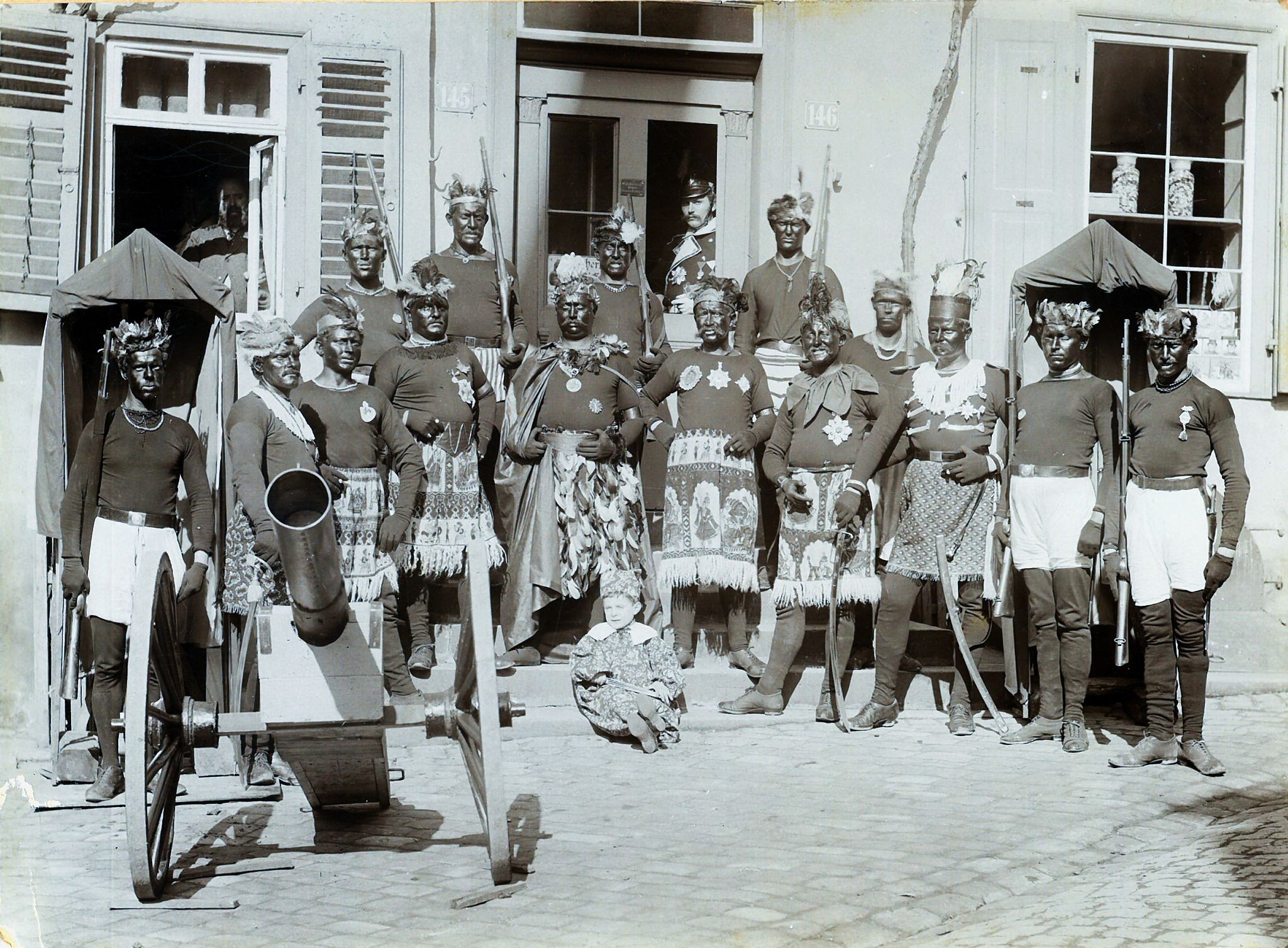 Fastnacht 1892 Gruppe King Bell vor der Hauptstraße 8