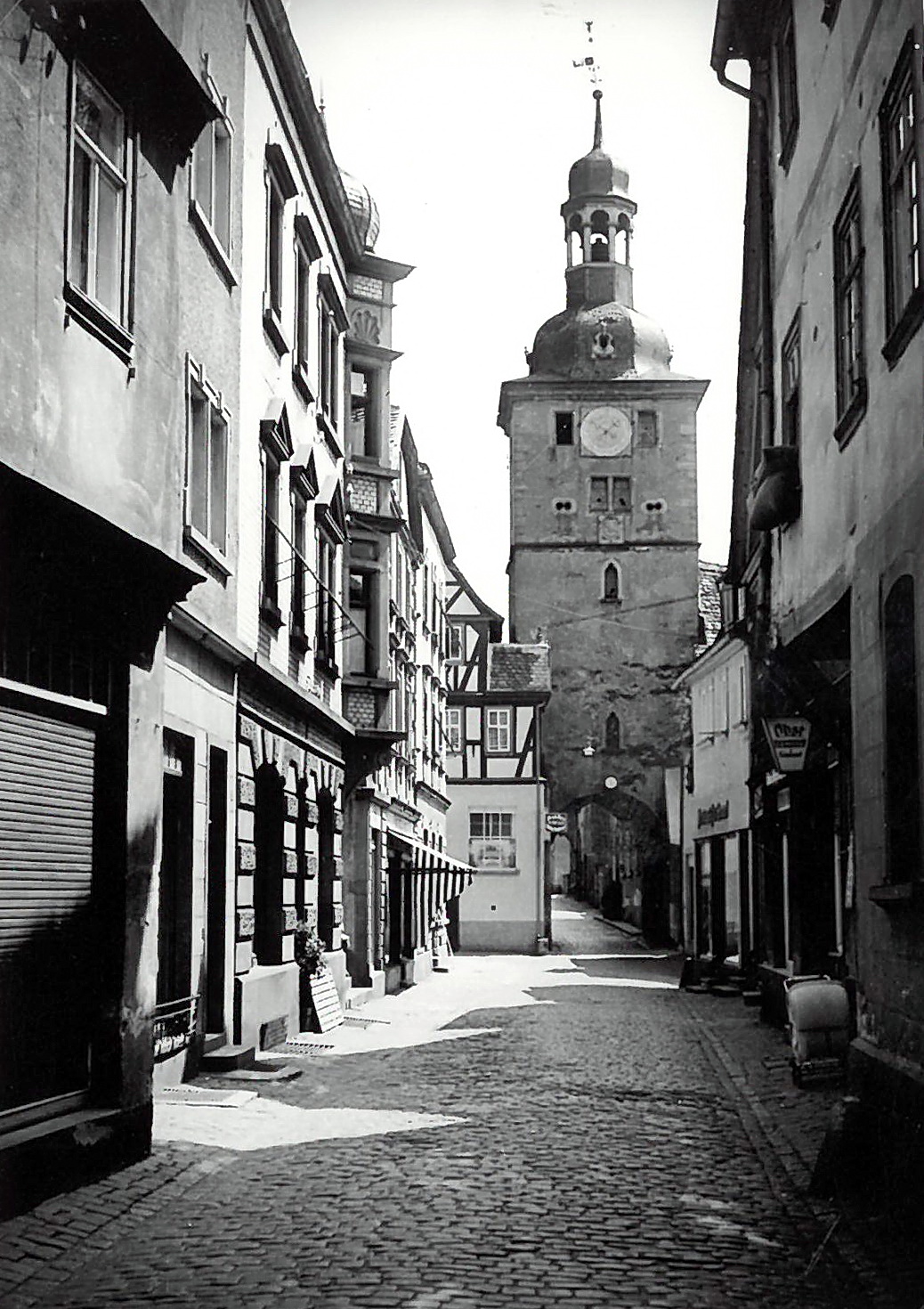 Blick in die Hauptstraße in Richtung Brunntorturm