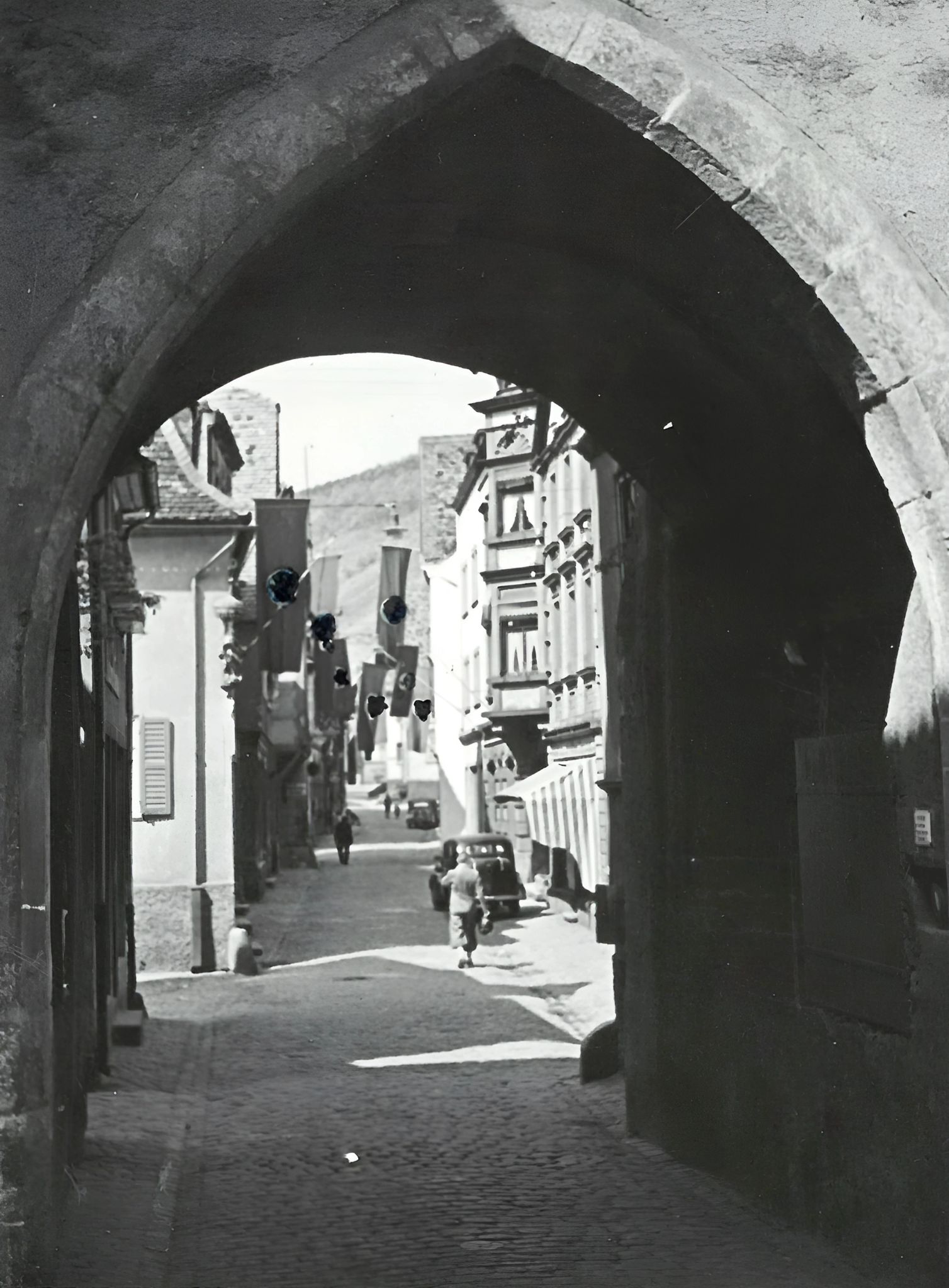 Blick durch den Brunntorturm in die Haupstraße um 1939