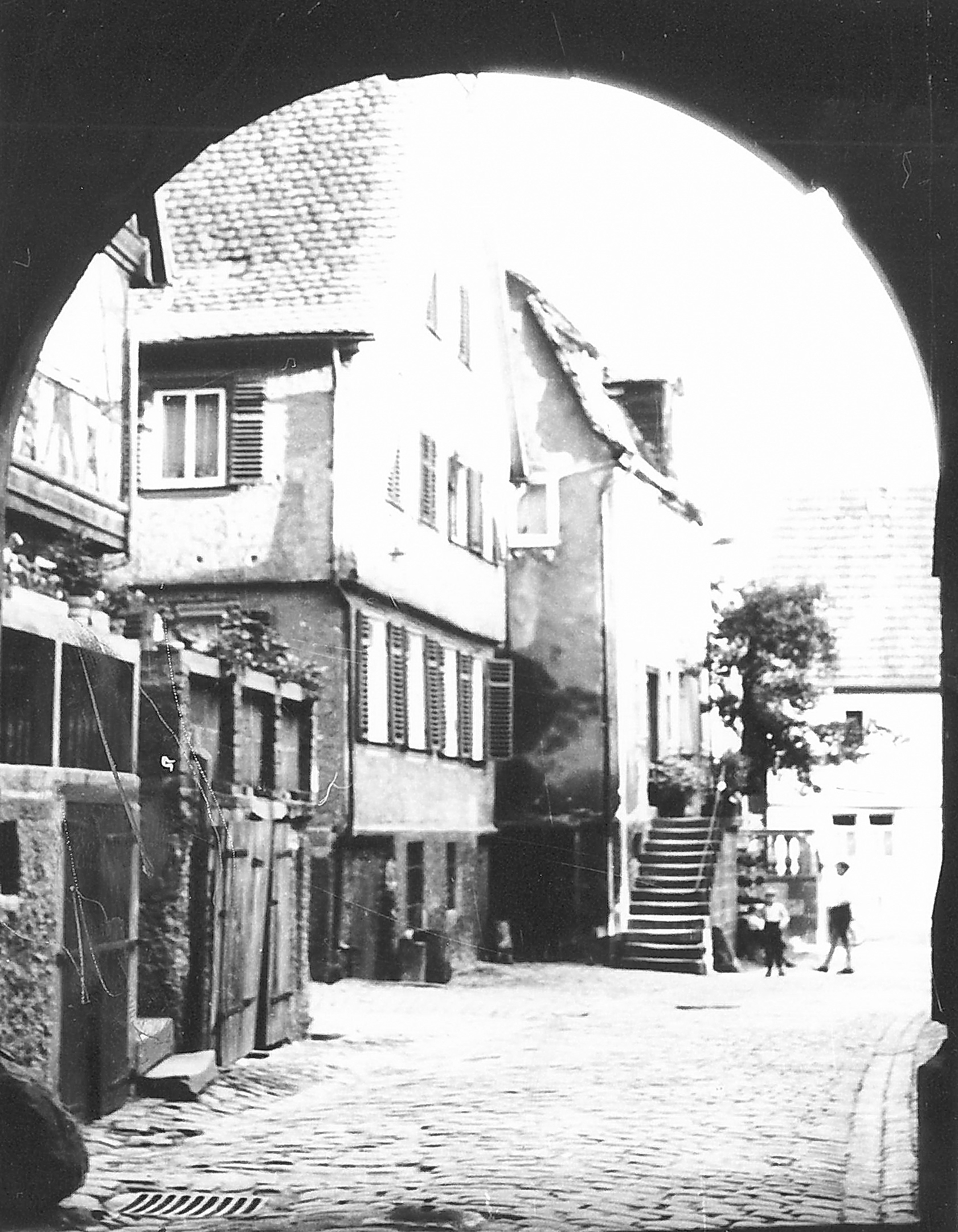 Blick aus dem Eingang des Torhauses vom Schloss Mairhofen in die Hofstraße