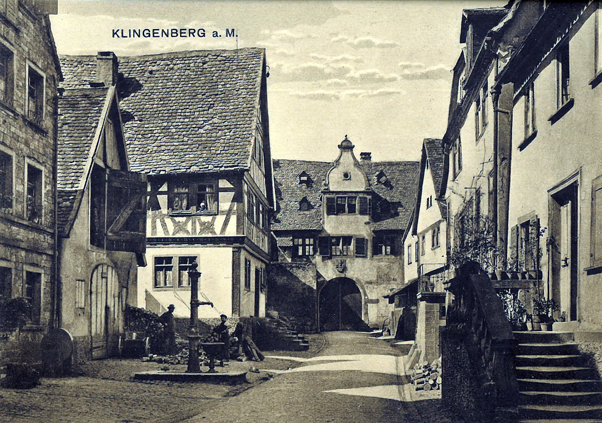 Die Hofstraße mit Torhaus des Schlosses Mairhofen