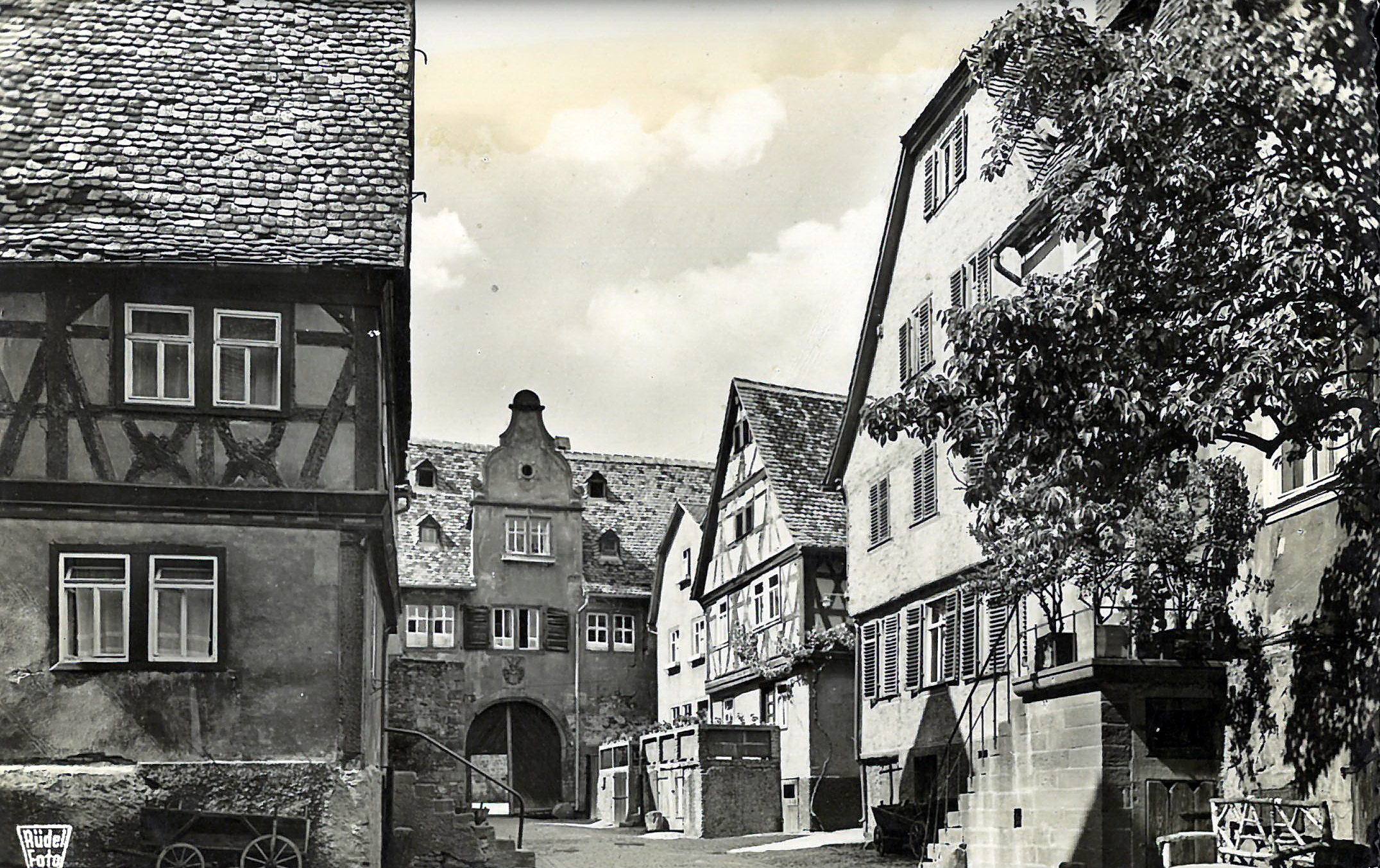 Die Hofstraße mit Torhaus des Schlosses Mairhofen
