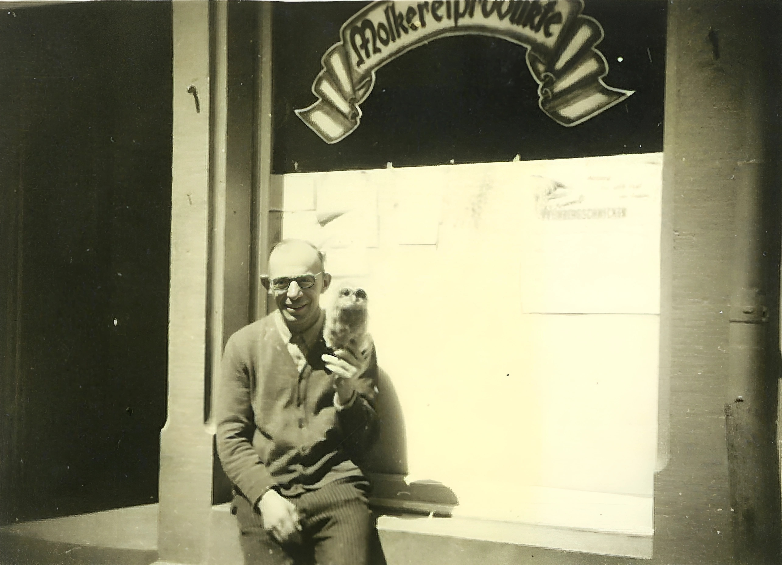 Michael Deinzer vor seinem Milchladen