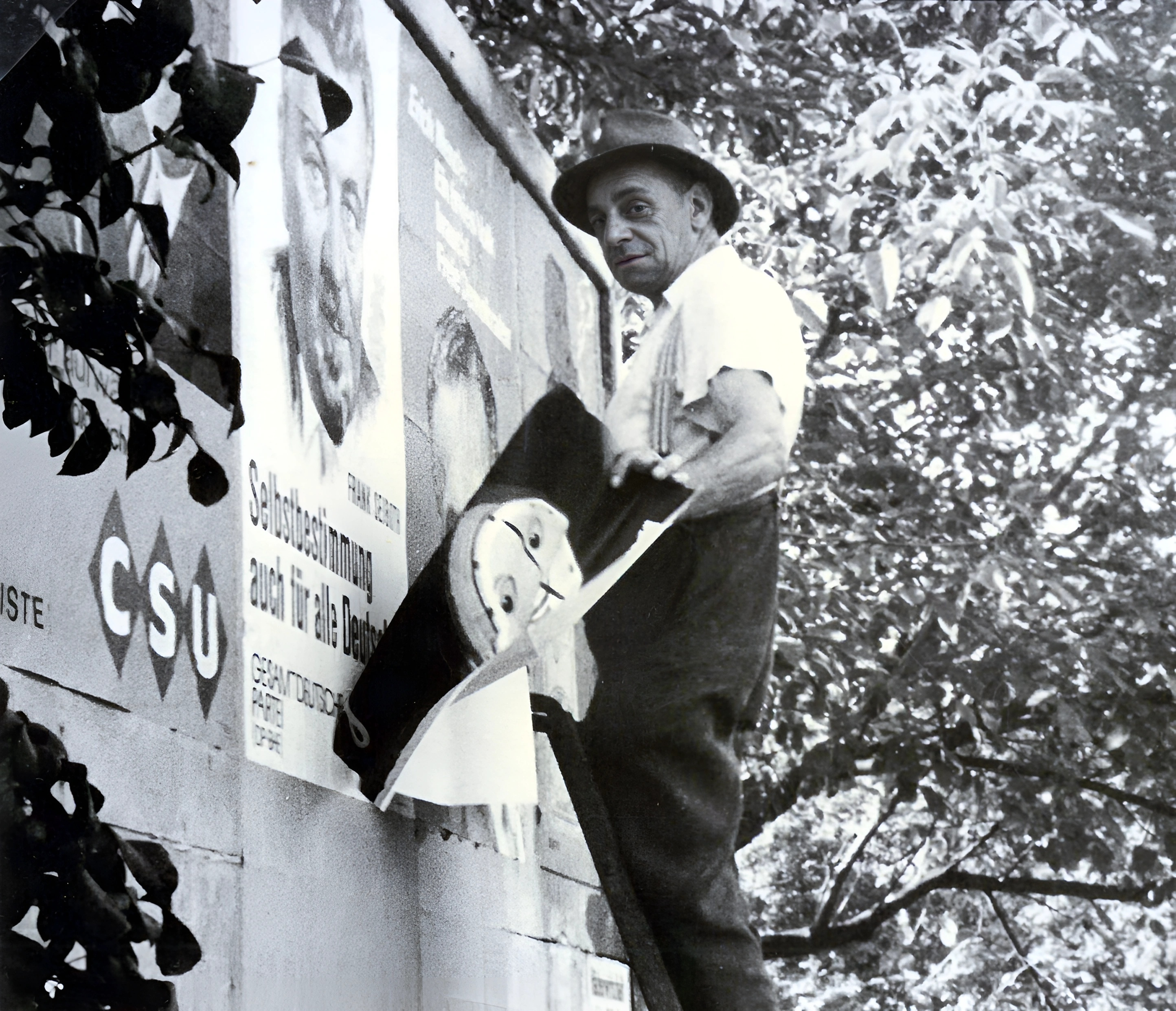 Michael Deinzer beim Aufhängen von Plakaten im Jahr 1965