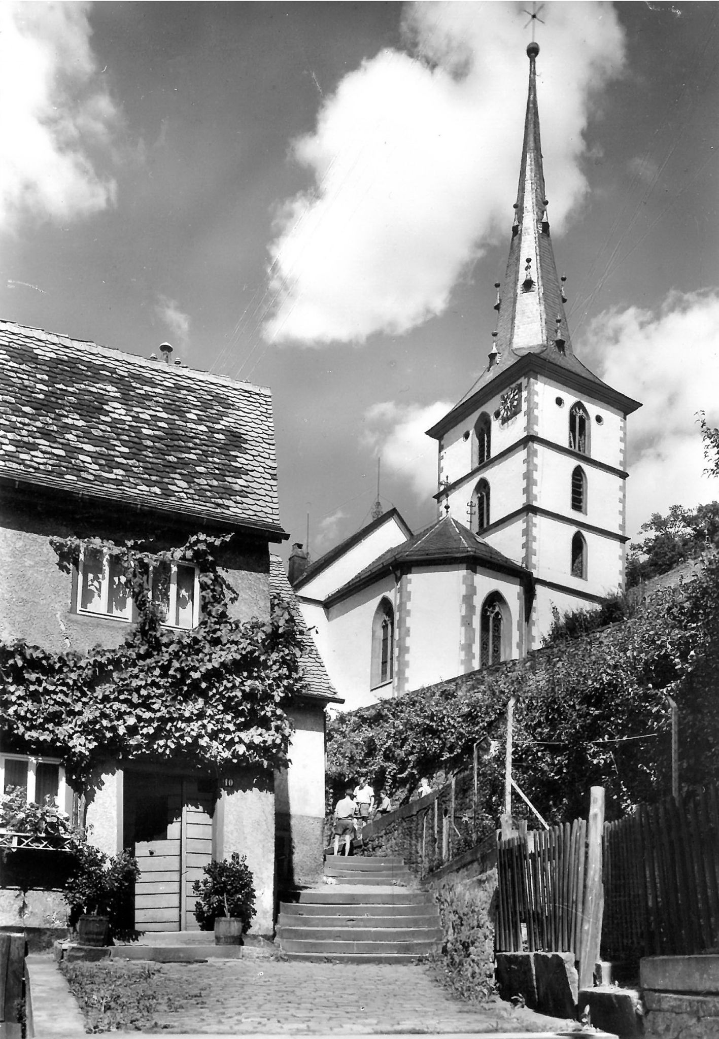 Südlicher Treppenaufgang zur Kirche