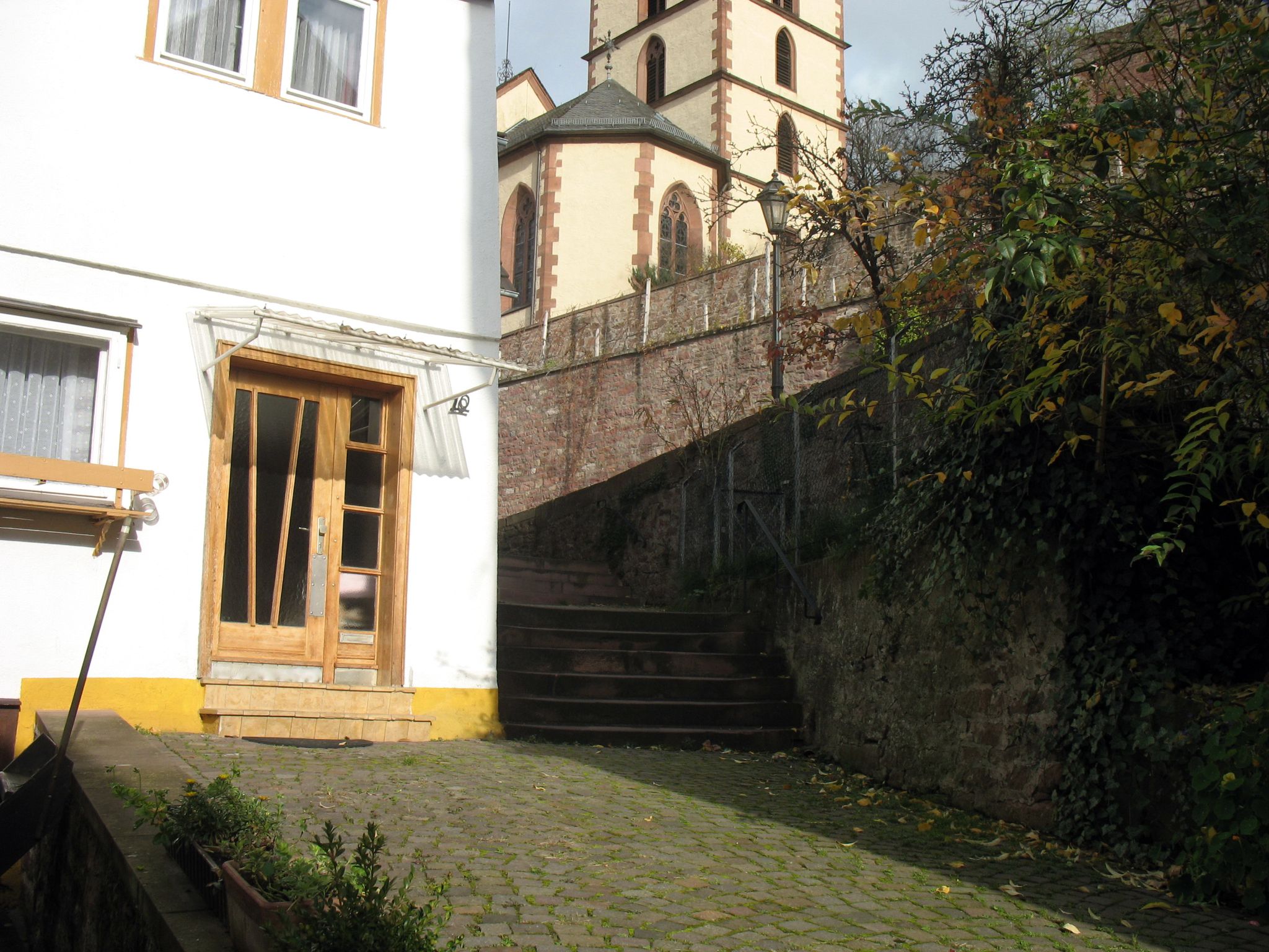 Der Eingang zur Kirchenstraße 10 am südlichen Treppenaufgang zur Kirche St. Pankratius