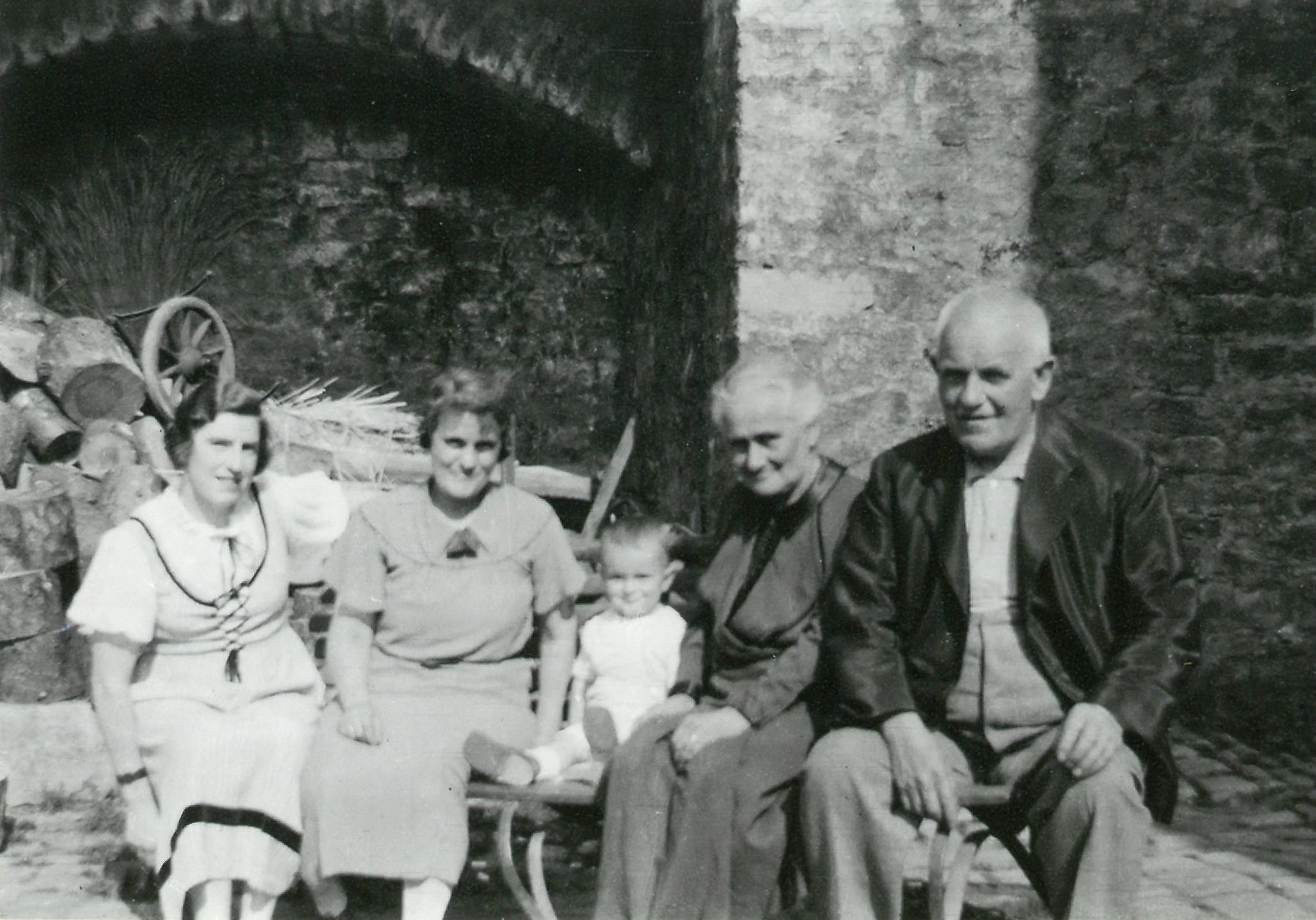 v.l.n.r.: Berta Eckstein, geb. Klingenberger, Paula Heine geb. Klingenberger, Harald Heine, Therese und Josef Klingenberger (Großeltern von Harald)