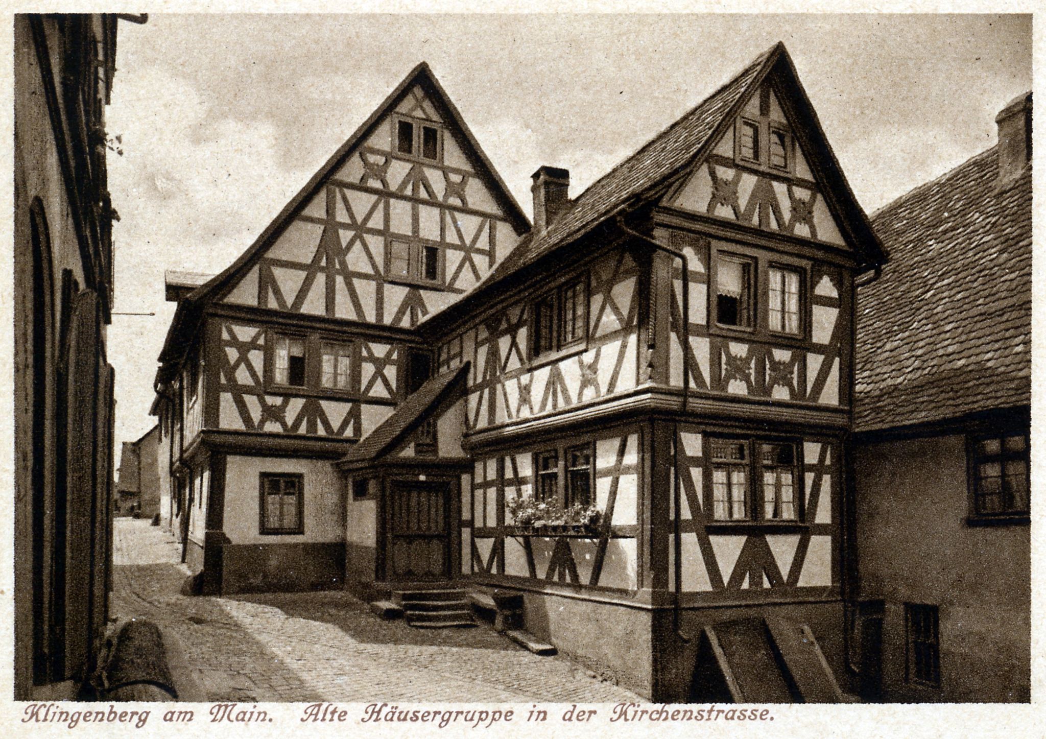 Ansichtskarte des mehrflügeligen Gebäudes, Kirchenstraße 2