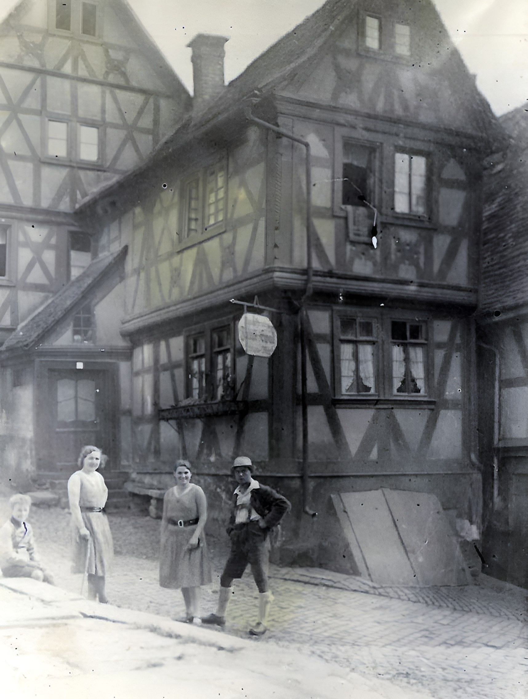 Die Familie Eckert vor dem Anwesen Kirchenstraße 2 im Jahr 1932