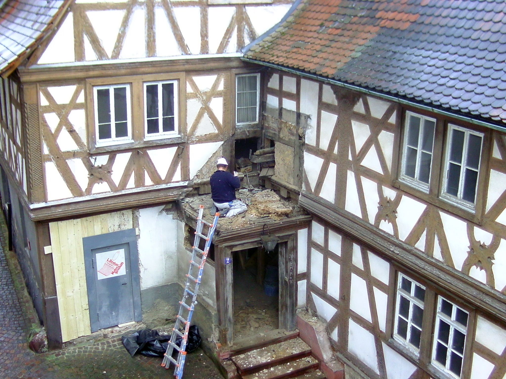 Im März 2010 begann die Sanierung des Gebäudes mit Umbau zur Zahnarztpraxis