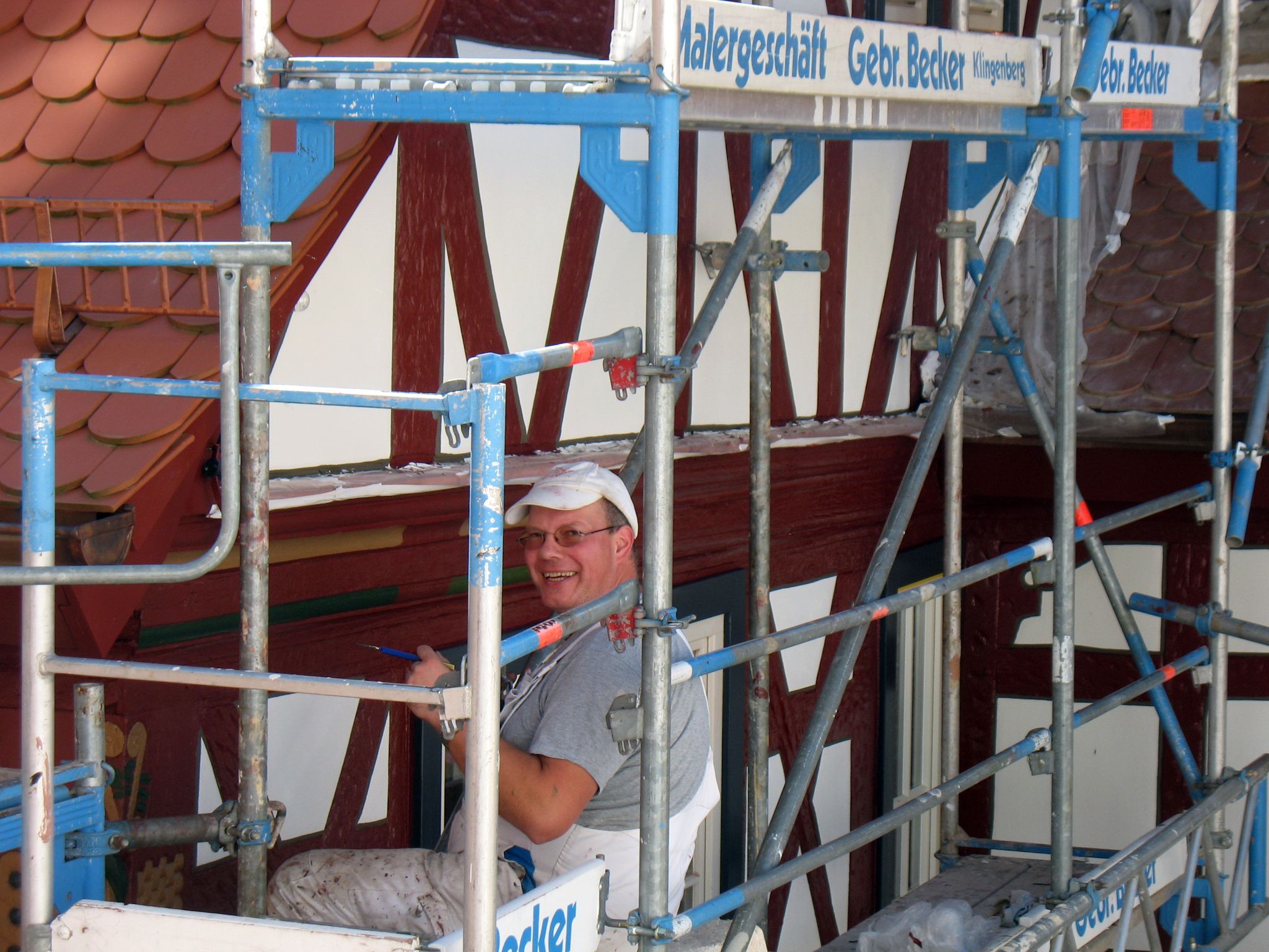 Michael Becker bei der Vollendung der Malerarbeiten