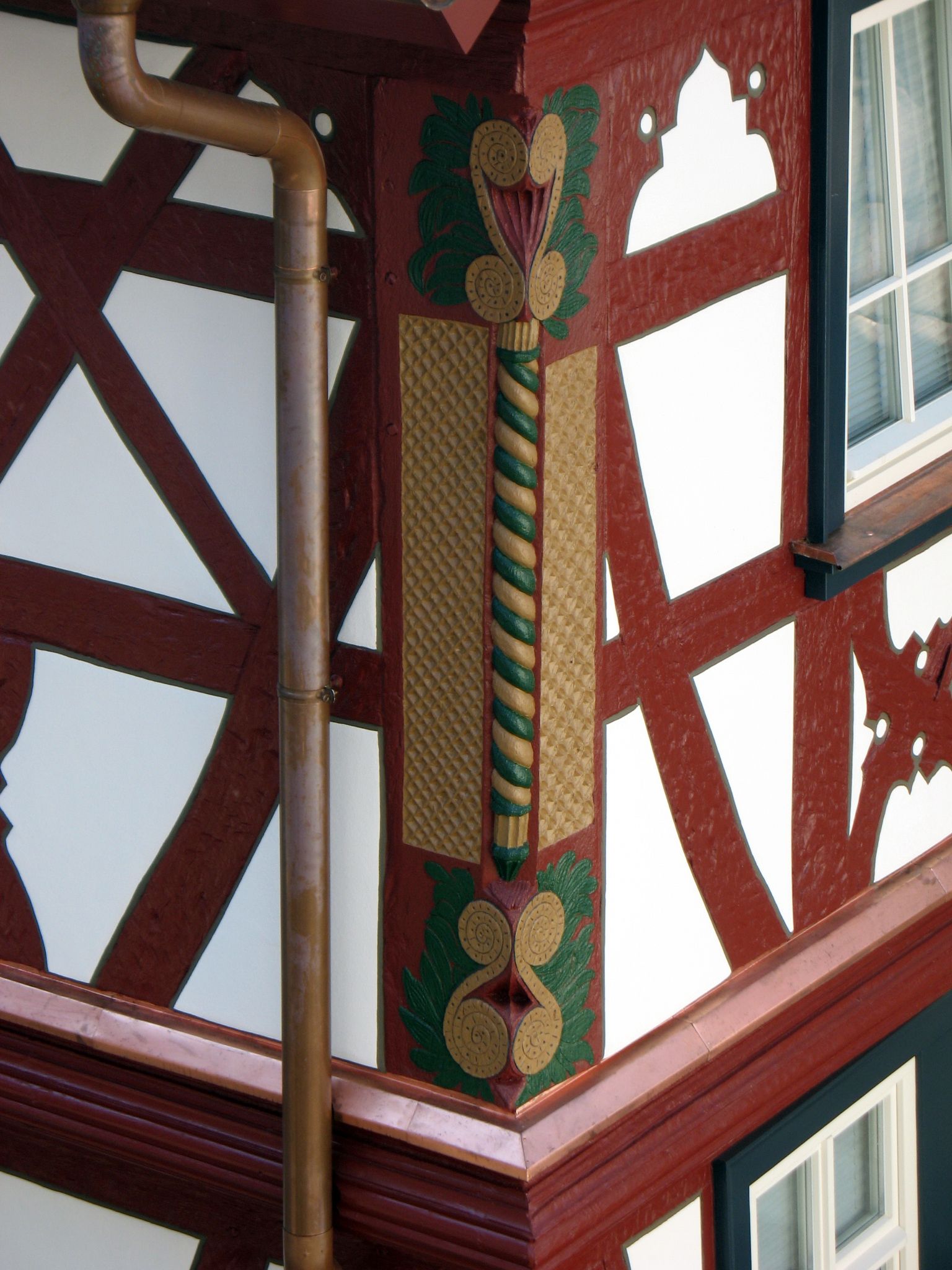 Der Zierbalken nach der Sanierung