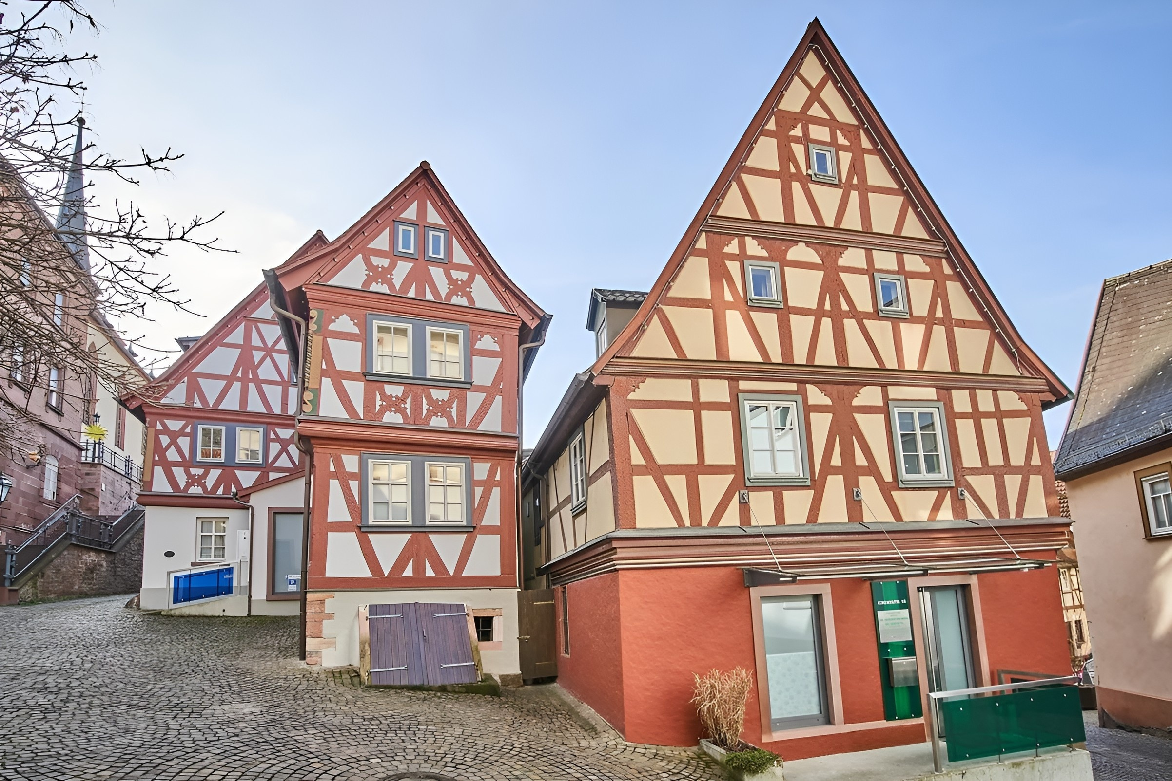 Das dreiflügelige Gebäude nach der Sanierung