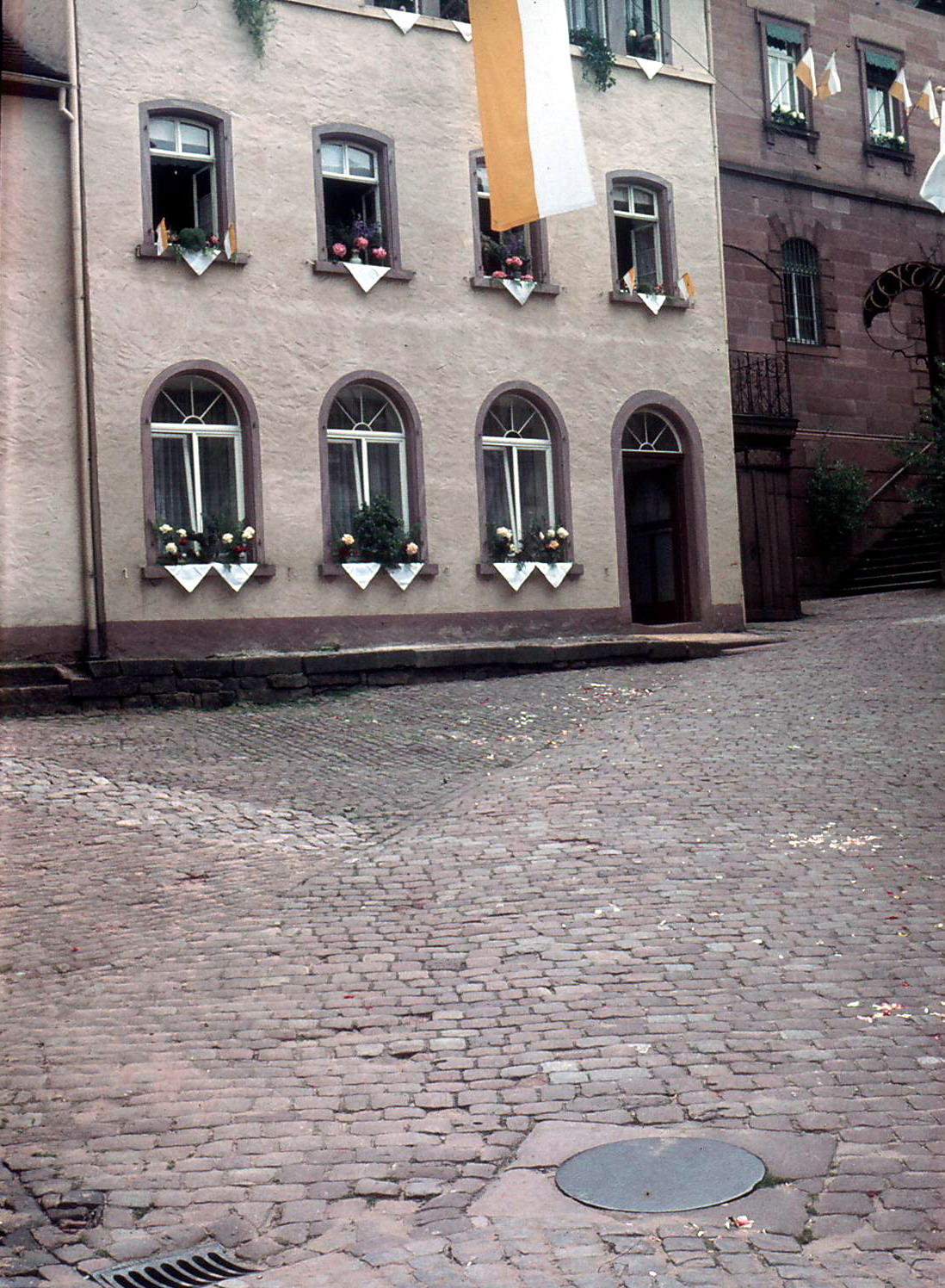 Das Anwesen mit kirchlichem Feiertagsschmuck um 1960