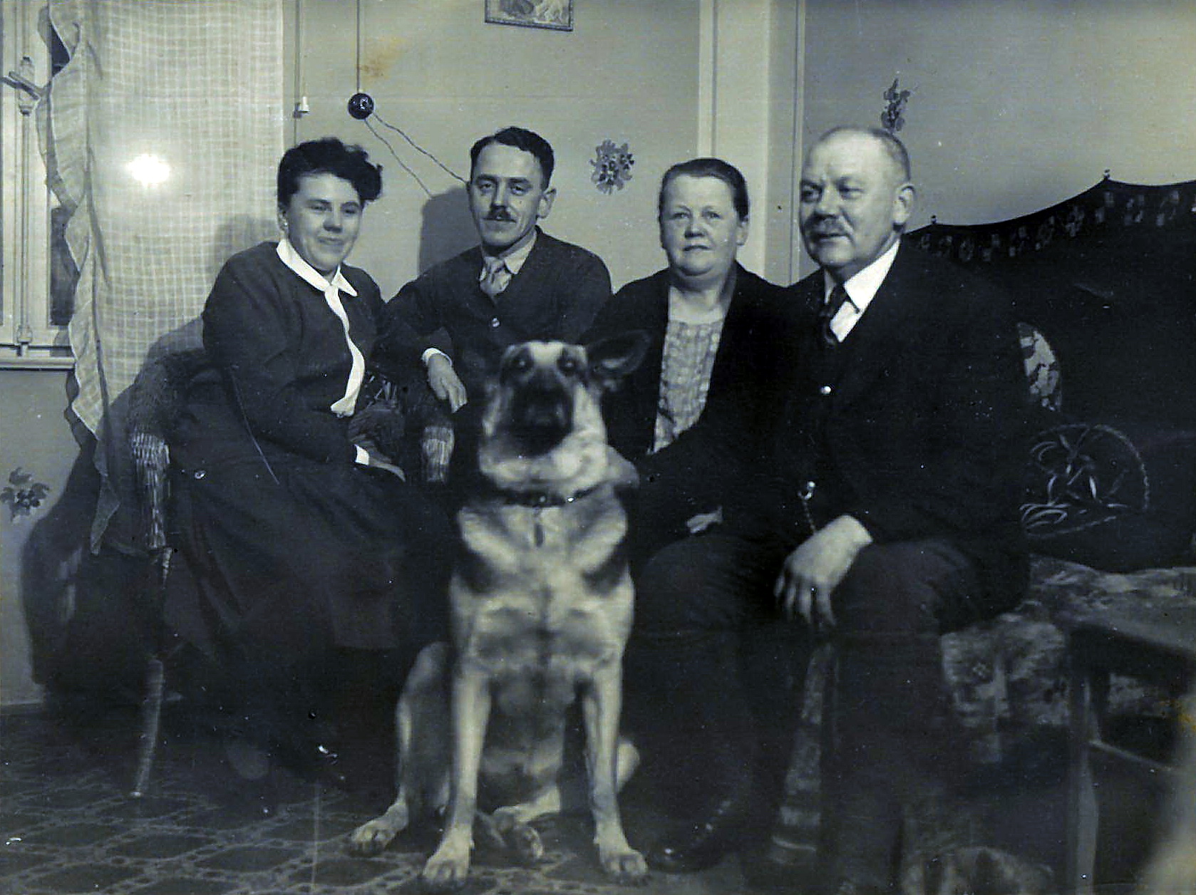Maria und Toni Blumenschein mit Großeltern Elisabeth und Franz Stummer