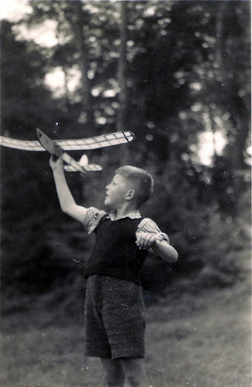 Otto Pfister mit Modellflugzeug