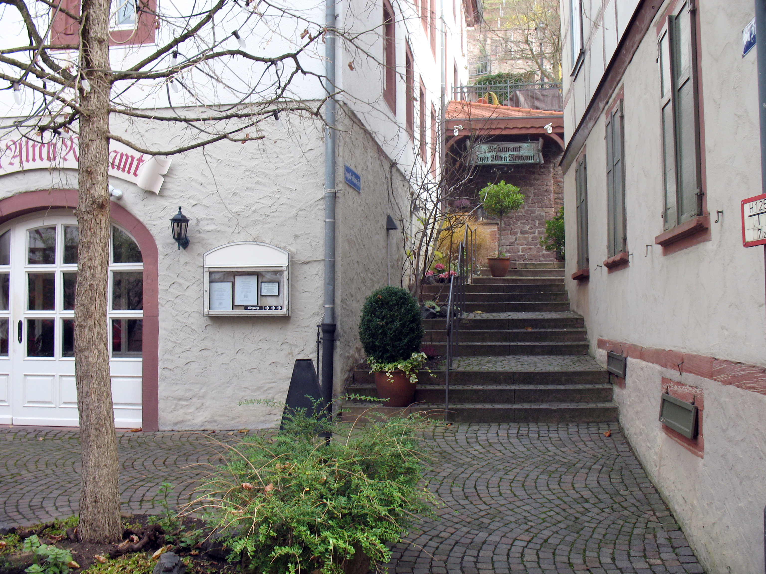 Der Treppenaufgang südlich des Gebäudes