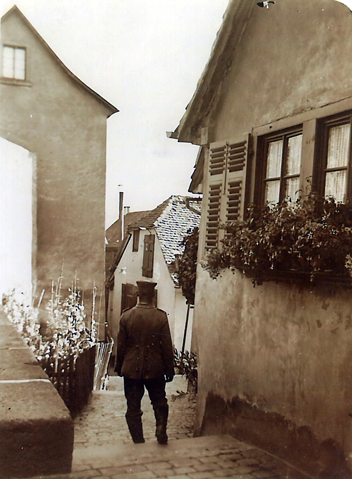 Stadtgendarm Robert Leibmann als "Hüter der Schule" um 1926