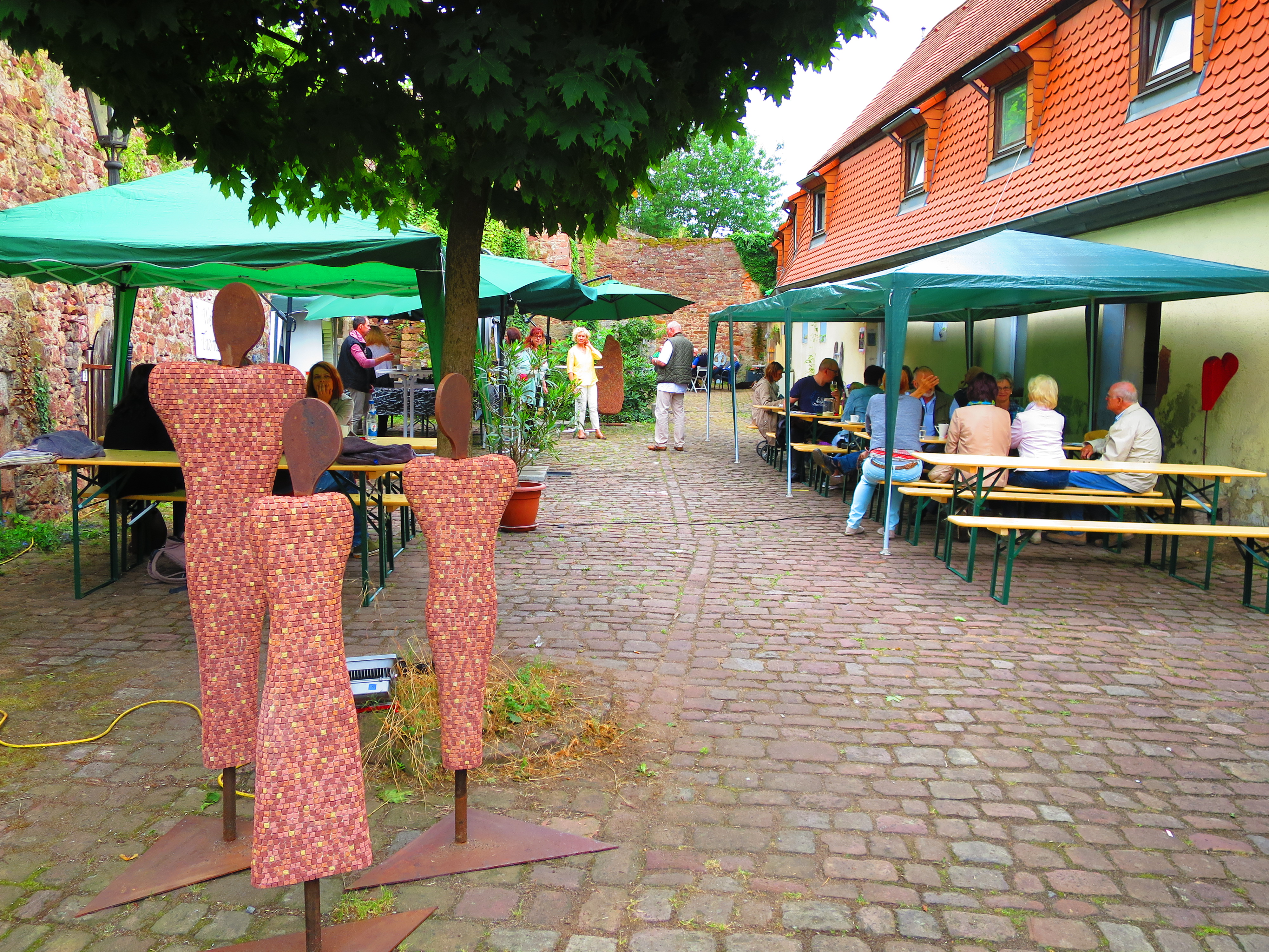 Kunst im Hof des "Alten Gefängnises"