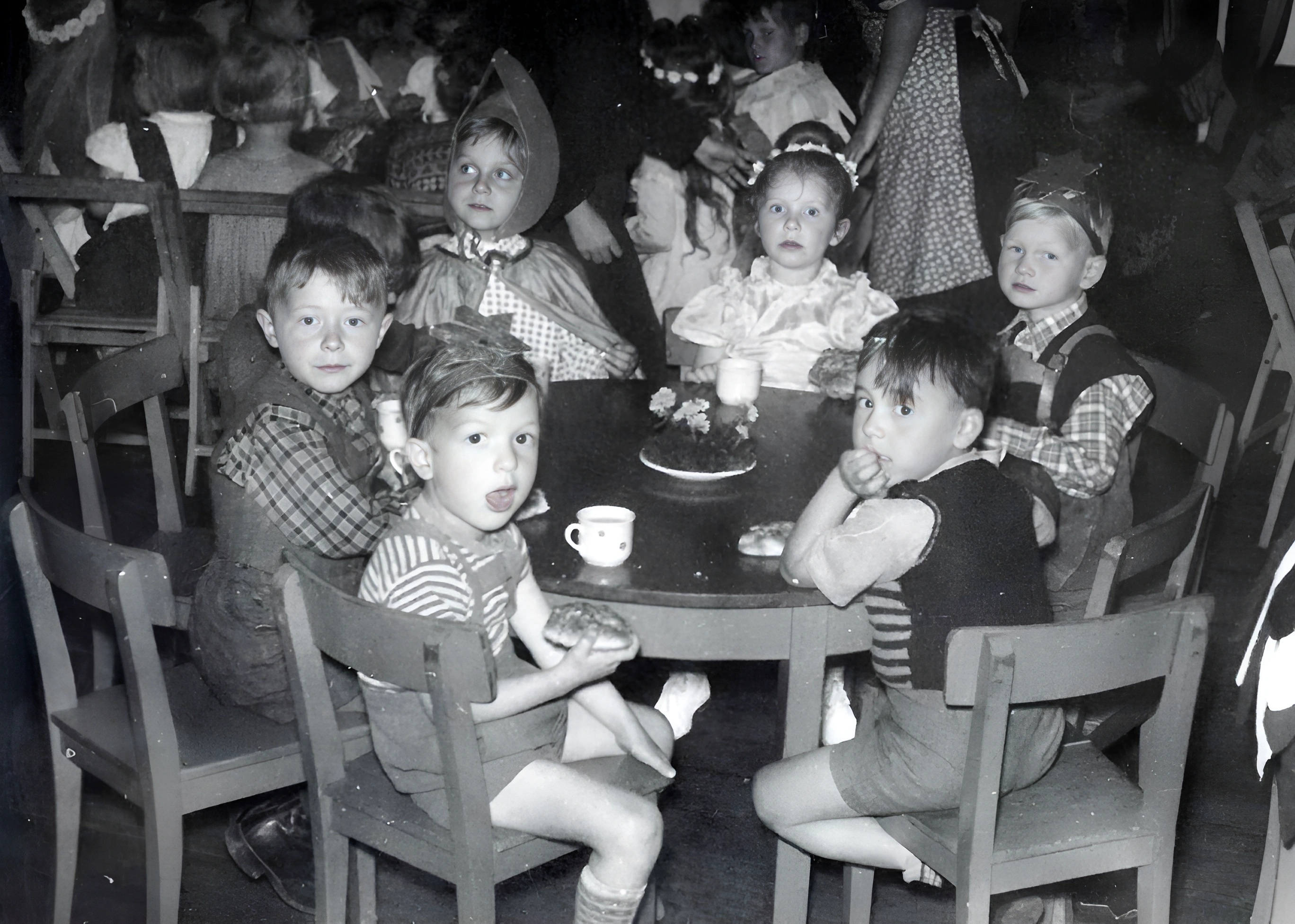Im neu gebauten Kindergarten 1952